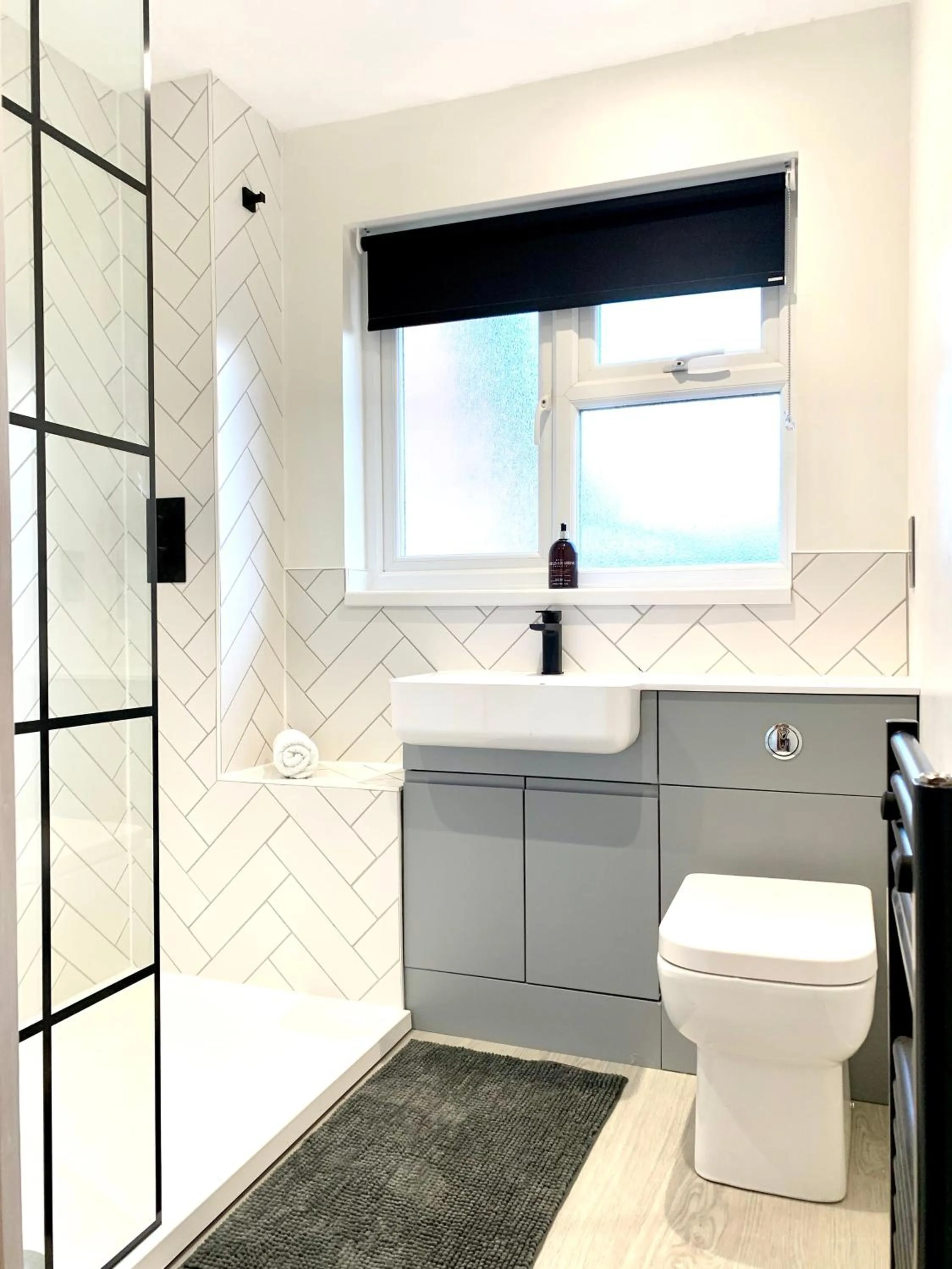 Shower in Stylish Cambridge Pad