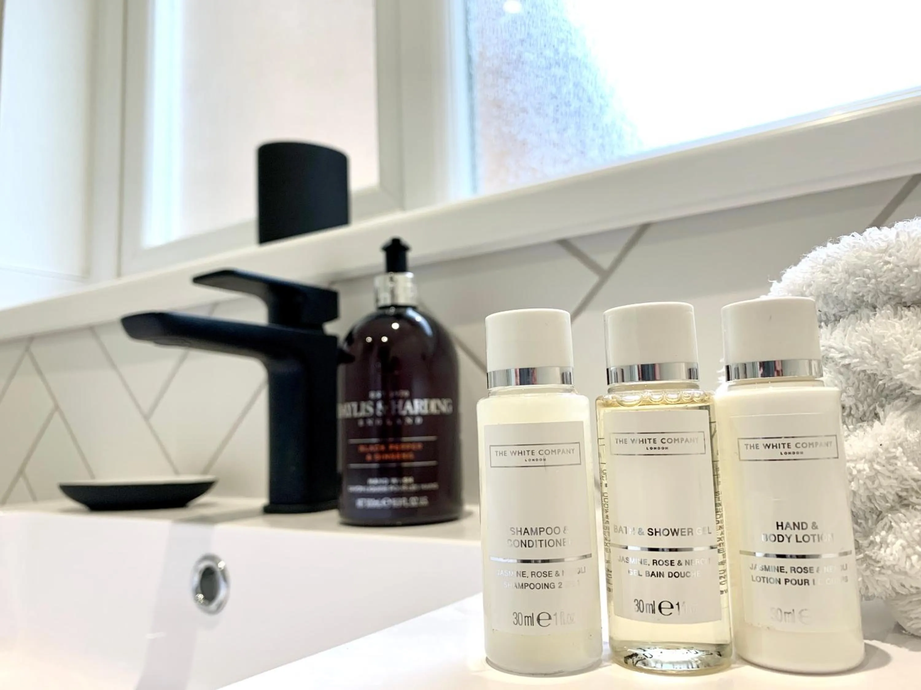 Shower in Stylish Cambridge Pad