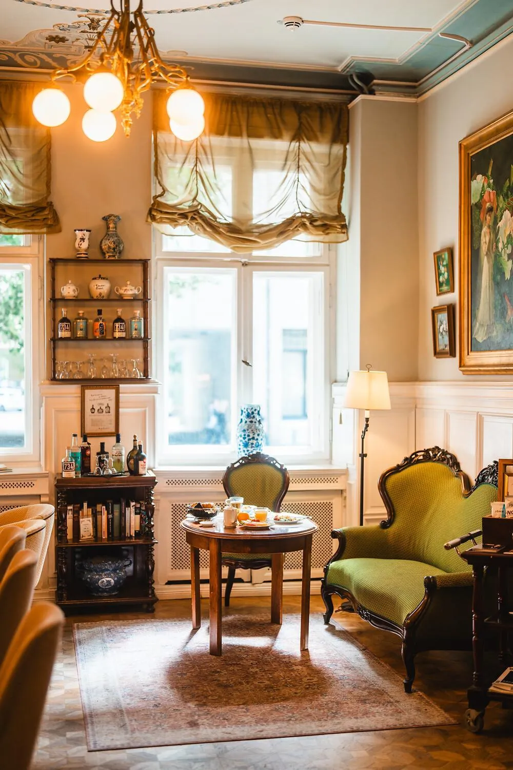 Lounge or bar in HENRI Hotel Berlin Kurfürstendamm