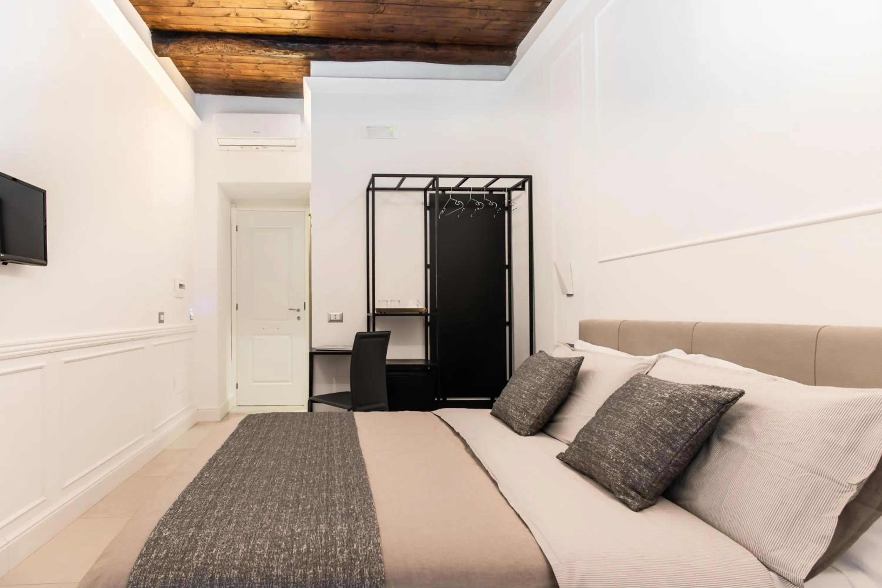 Bed in FAGì Rooms In Naples