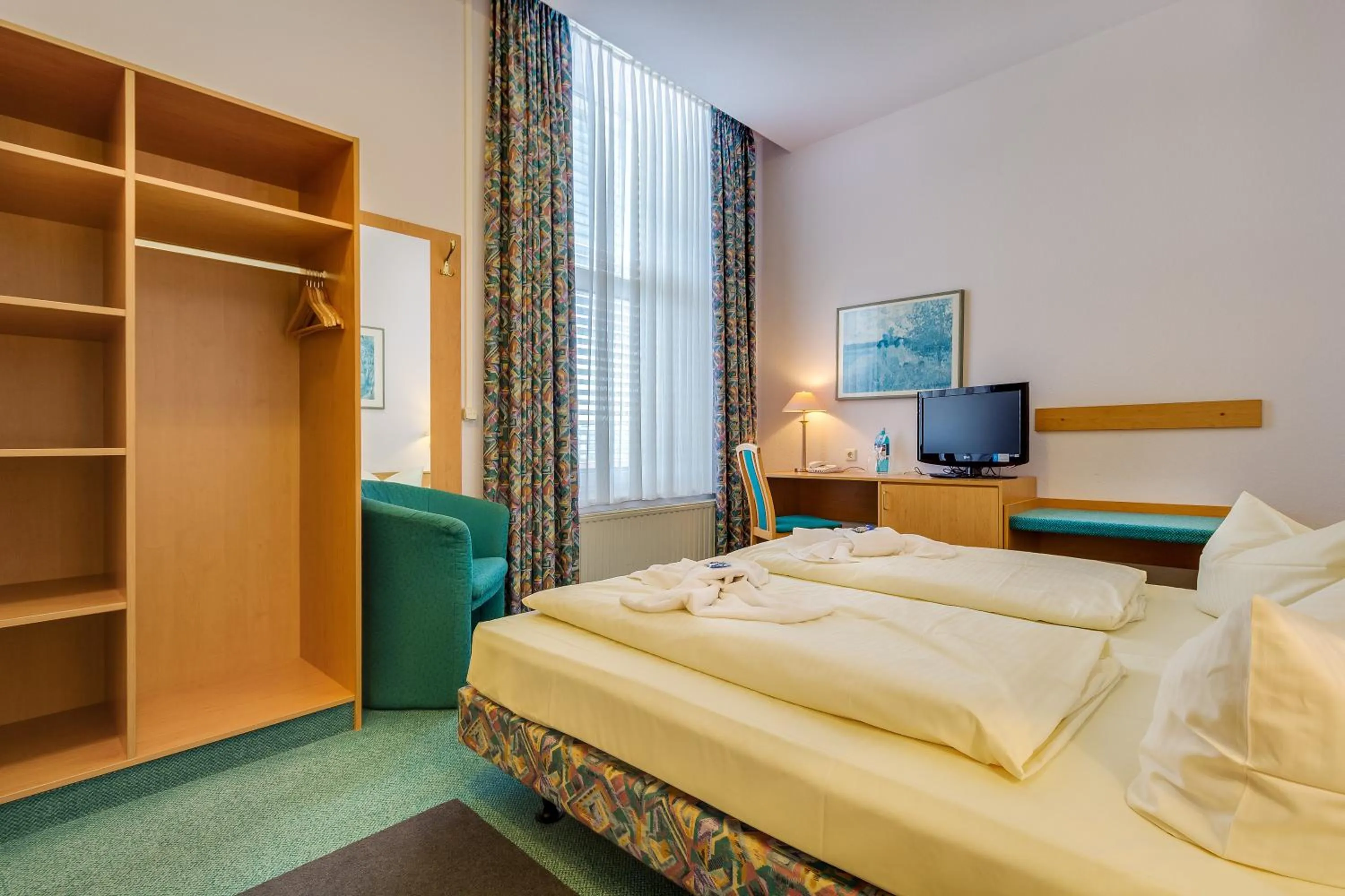 Photo of the whole room, Bed in Hotel Alte Klavierfabrik Meißen