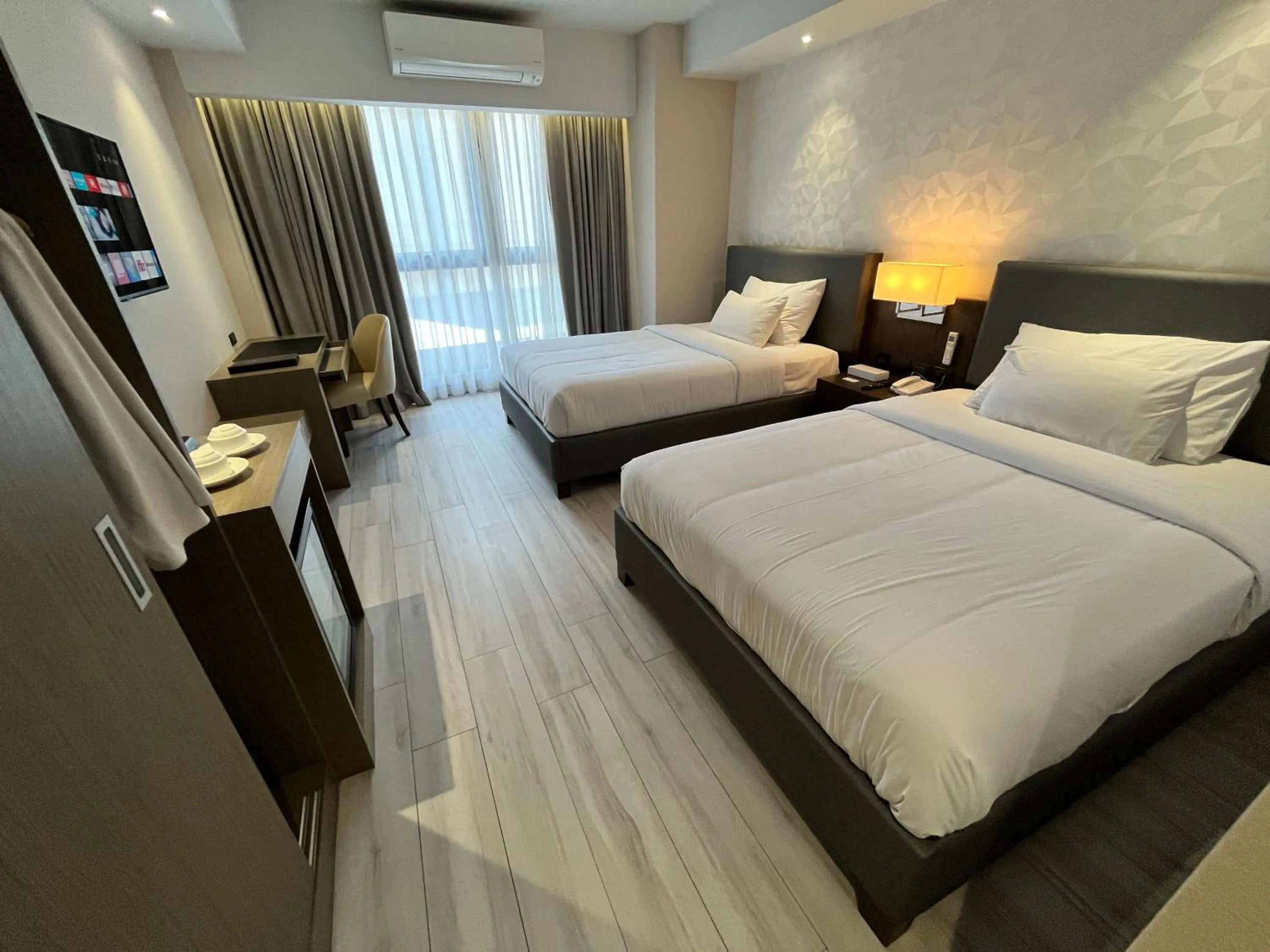 Photo of the whole room, Bed in Capitol Hill Hotel and Suites