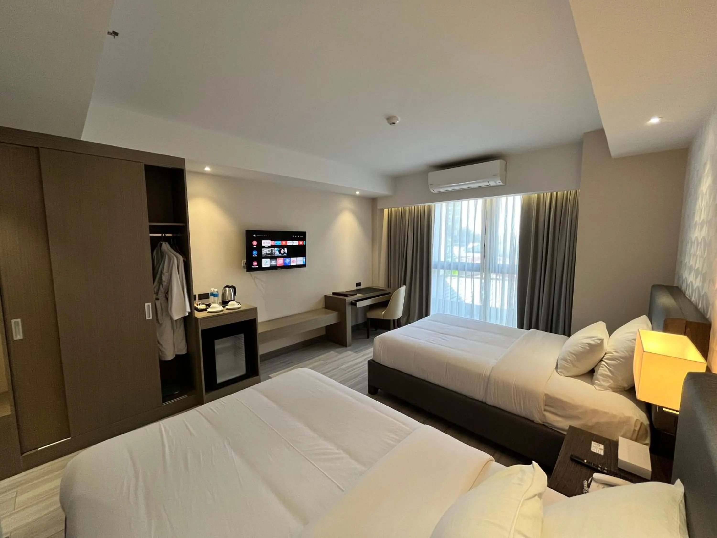 Bed in Capitol Hill Hotel and Suites