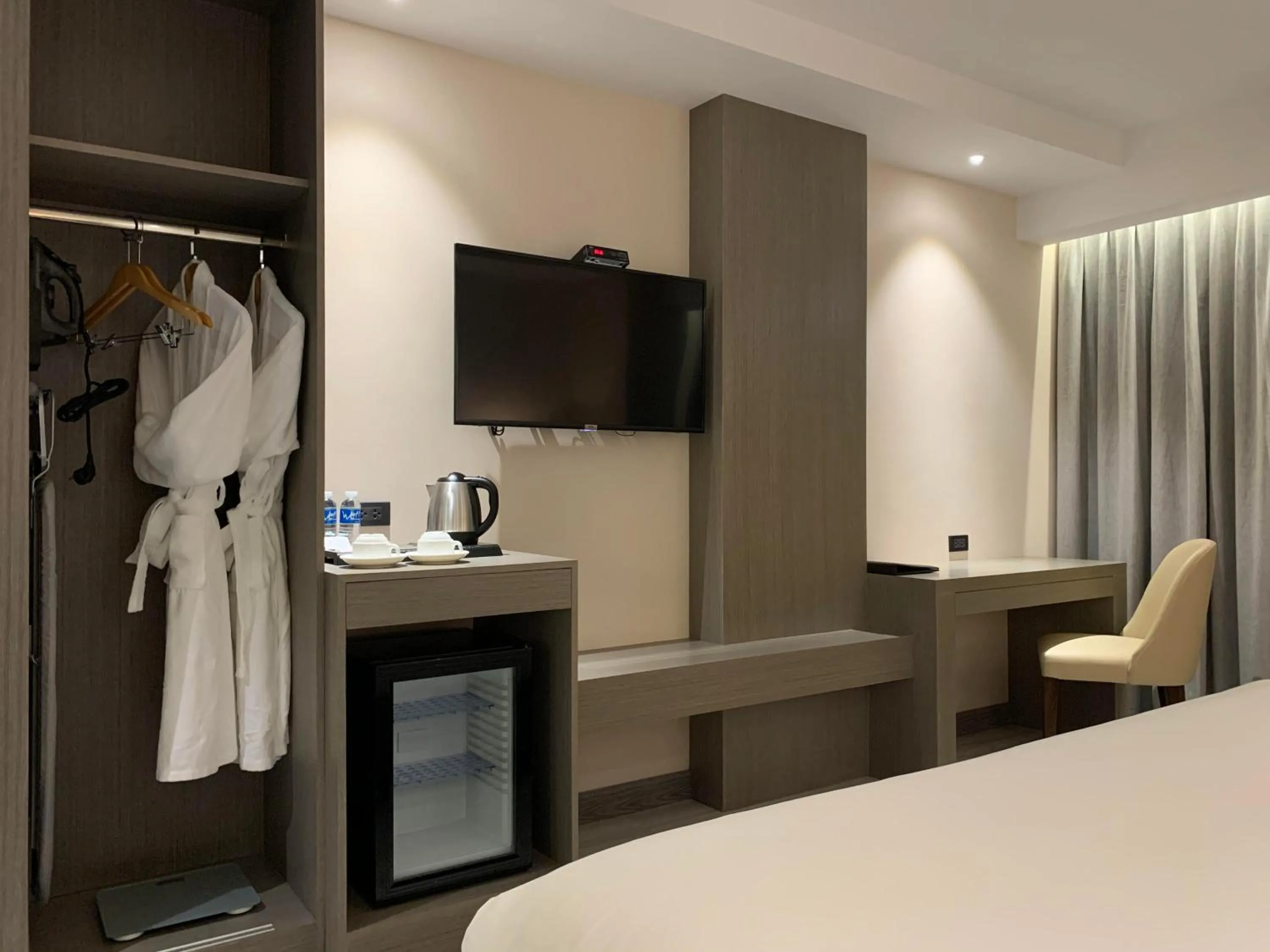 Communal lounge/ TV room, Bed in Capitol Hill Hotel and Suites