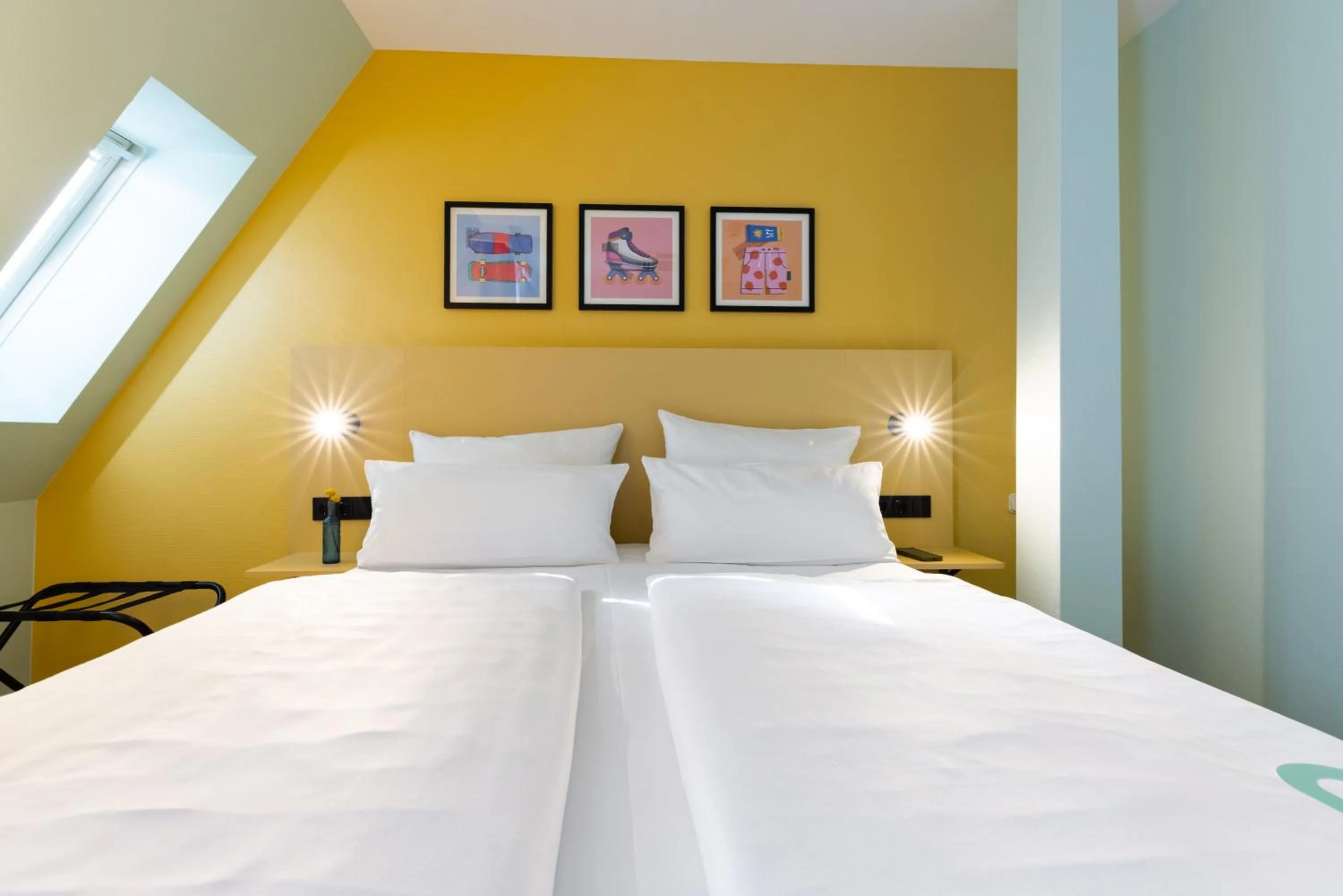 Photo of the whole room, Bed in Hotel Kronprinz Berlin