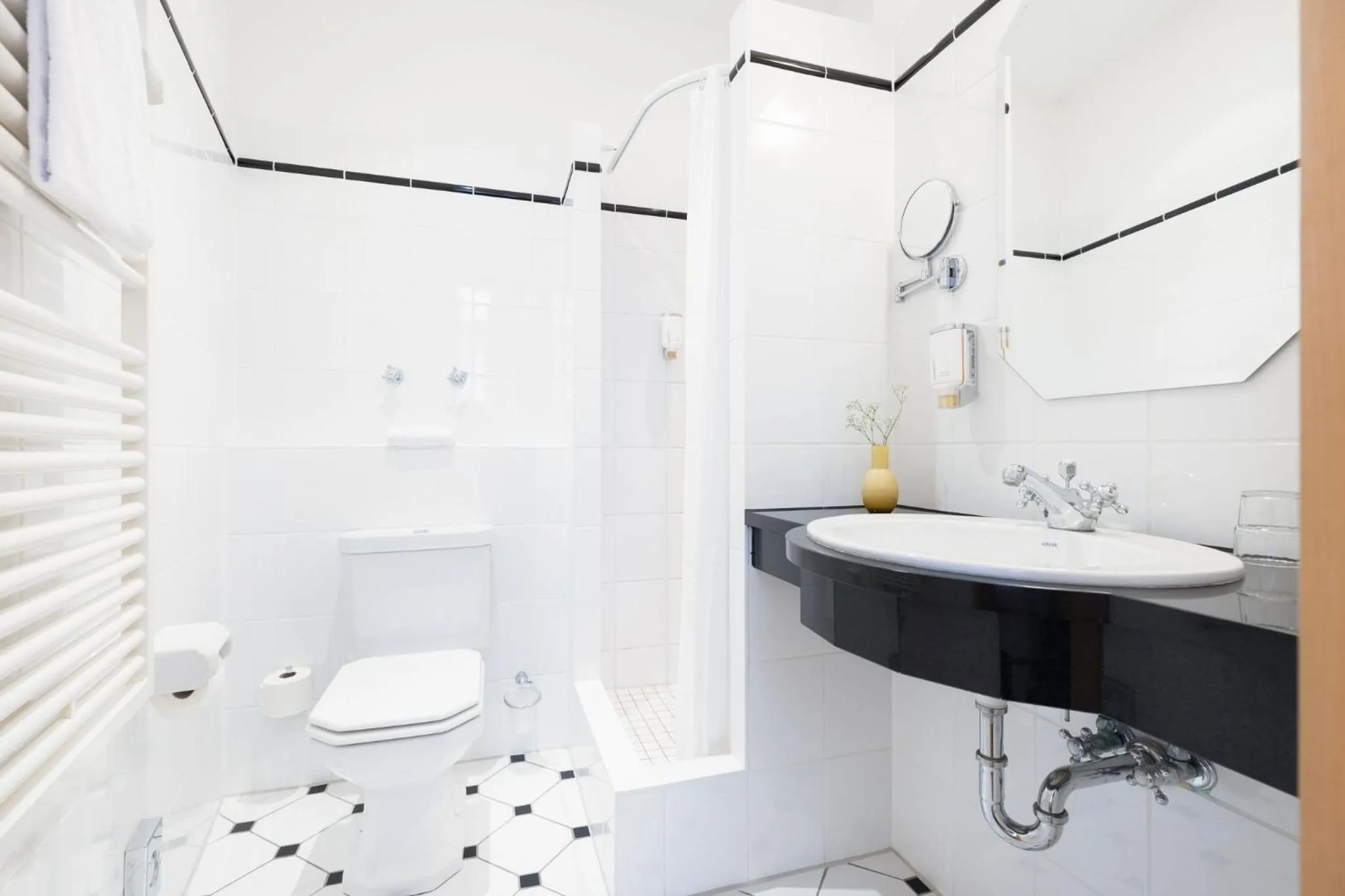 Bathroom in Garner Hotel Berlin - Messe by IHG