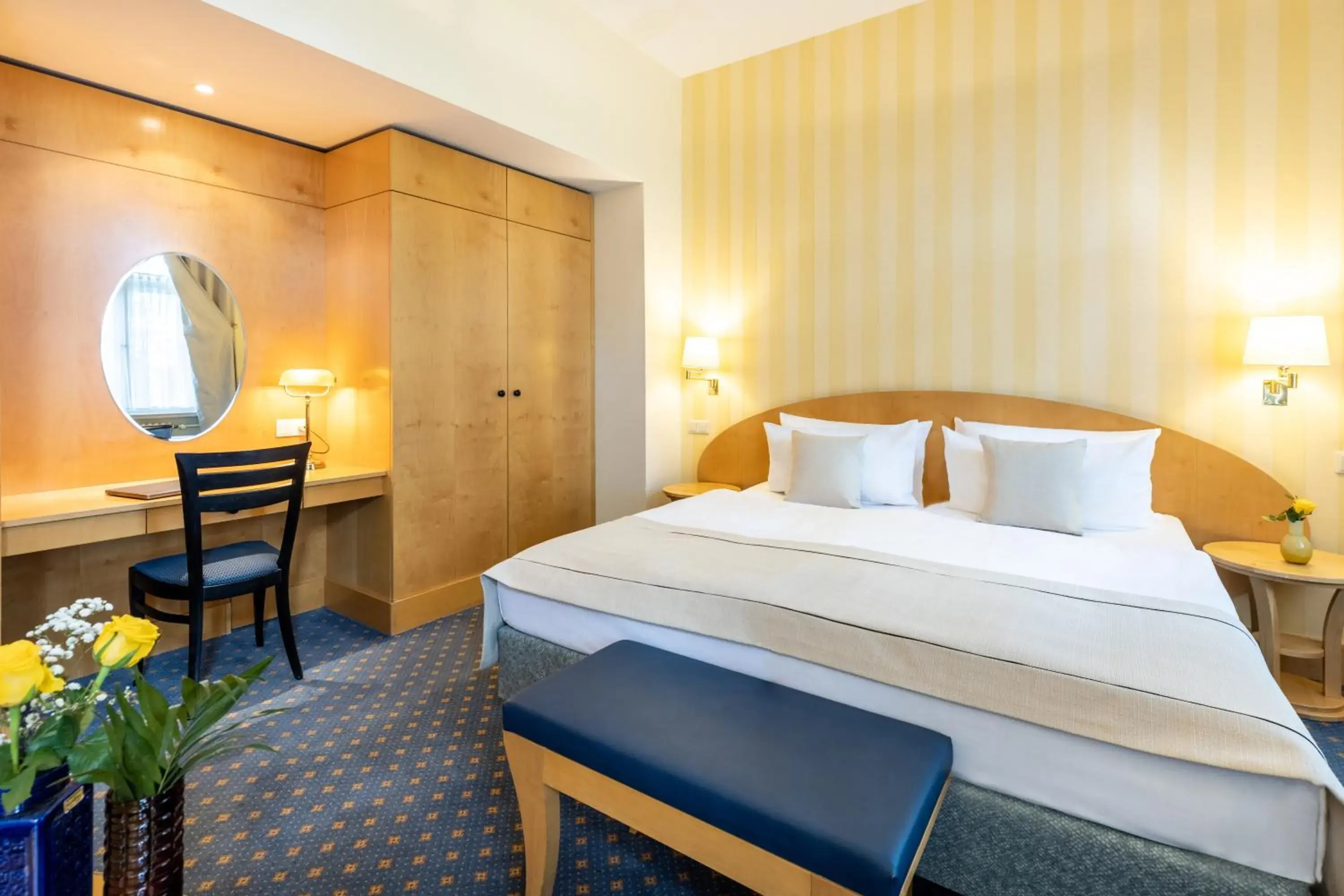 Photo of the whole room, Bed in Hotel Kronprinz Berlin Photo of the whole room, Bed in Hotel Kronprinz Berlin