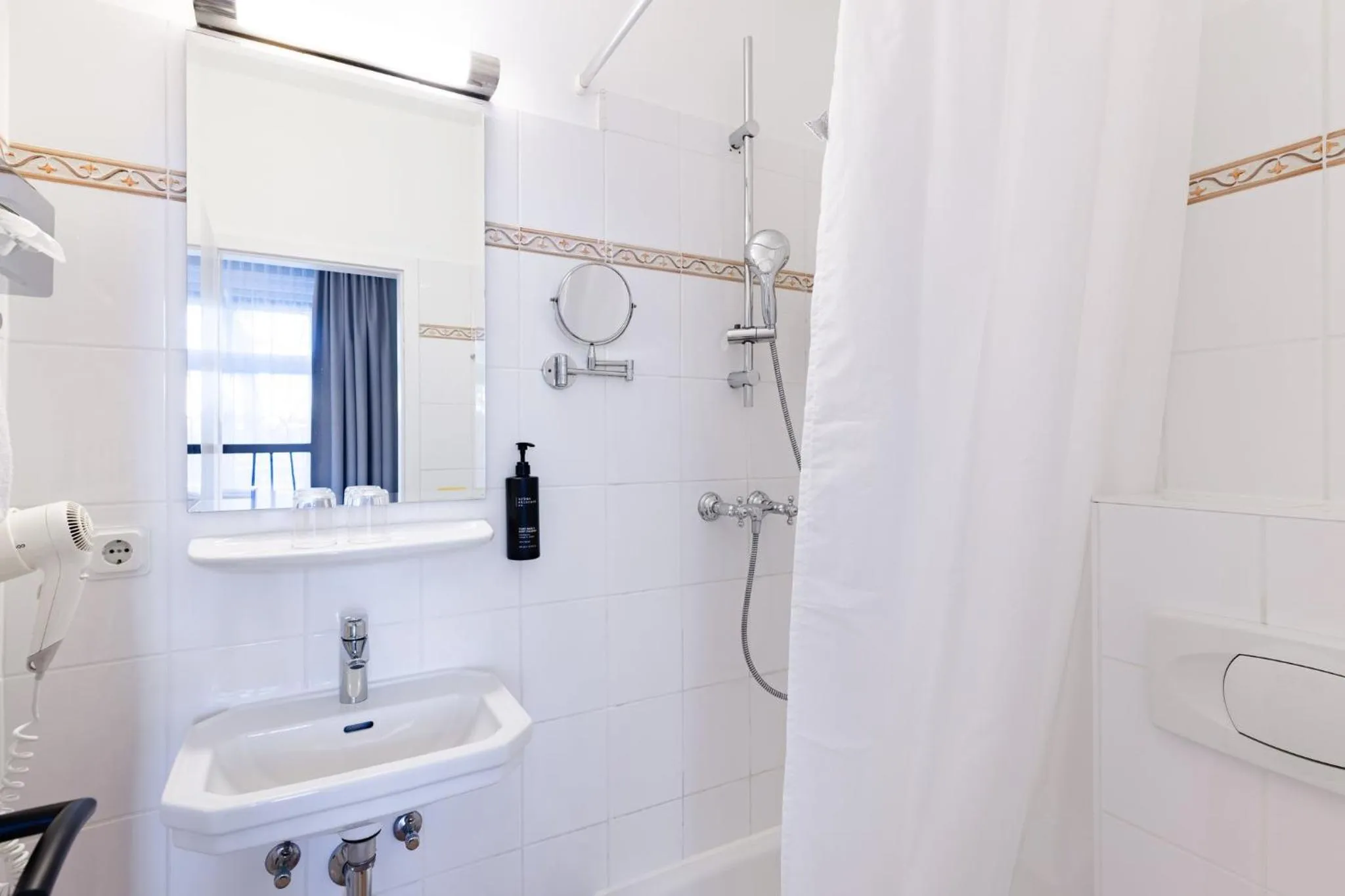 Bathroom in Garner Hotel Berlin - Messe by IHG