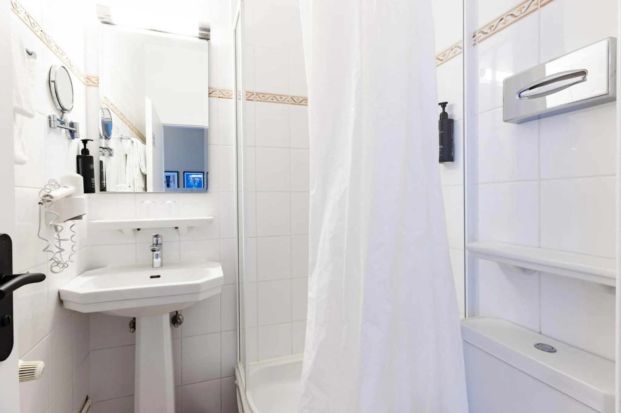 Bathroom in Garner Hotel Berlin - Messe by IHG