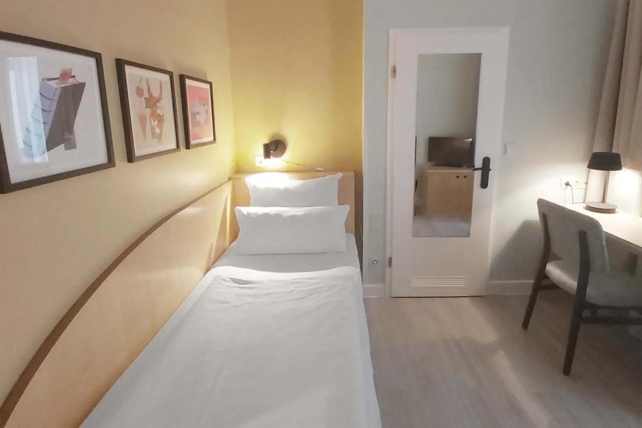 Photo of the whole room, Bed in Garner Hotel Berlin - Messe by IHG