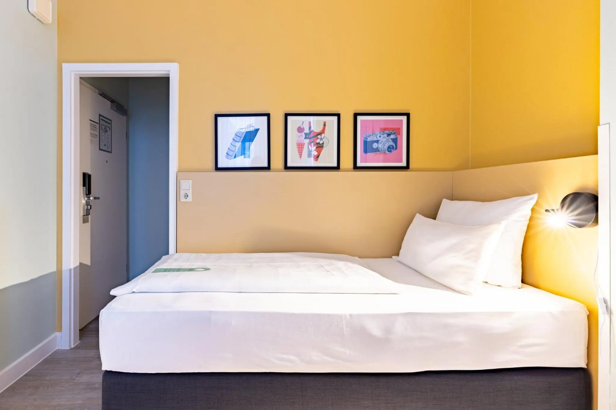 Photo of the whole room, Bed in Garner Hotel Berlin - Messe by IHG