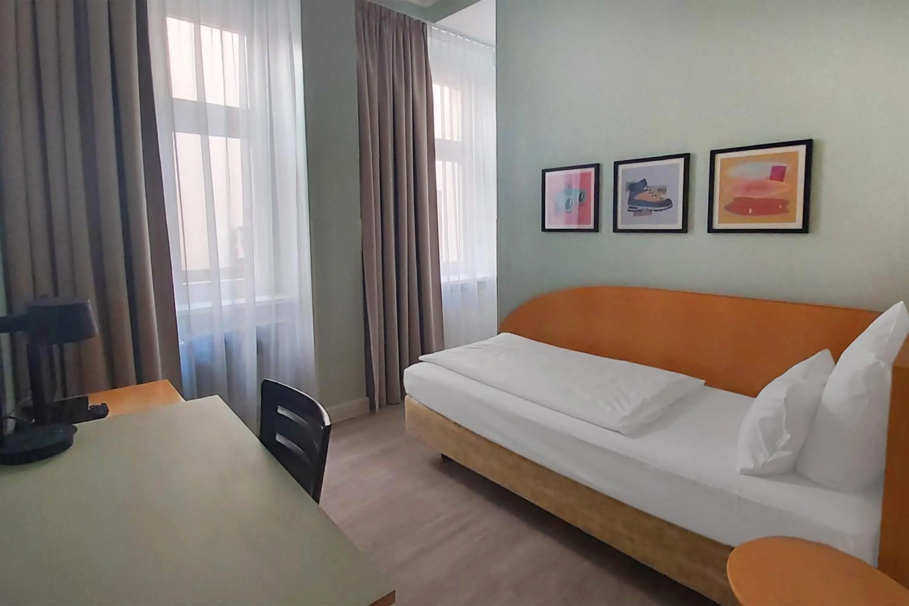 Photo of the whole room, Bed in Garner Hotel Berlin - Messe by IHG