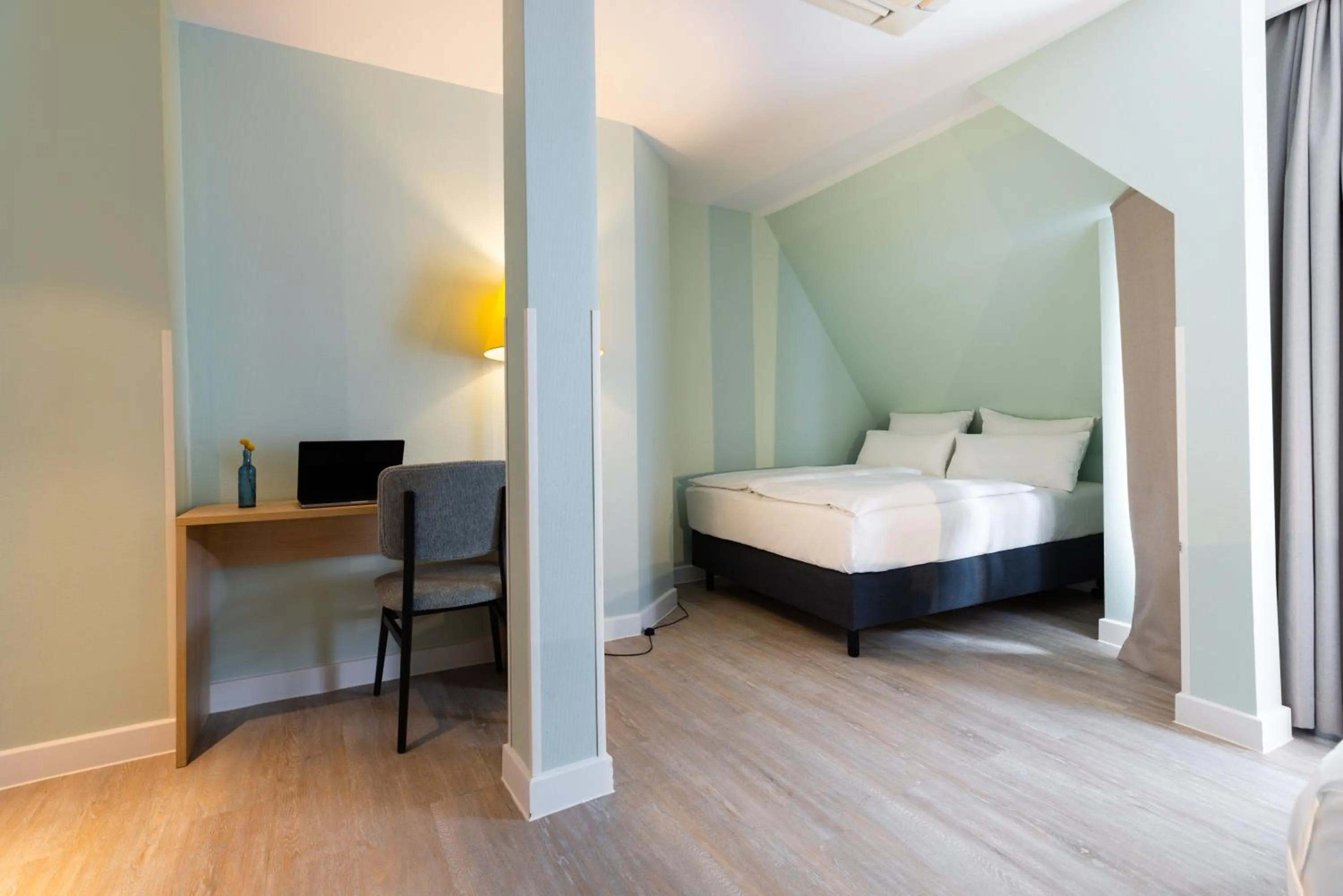 Photo of the whole room, Bed in Hotel Kronprinz Berlin