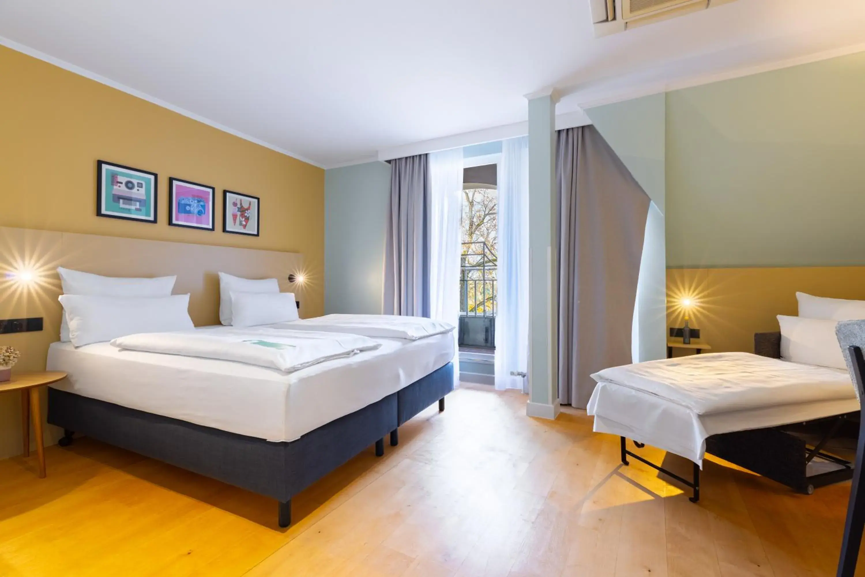 Photo of the whole room, Bed in Hotel Kronprinz Berlin Photo of the whole room, Bed in Hotel Kronprinz Berlin