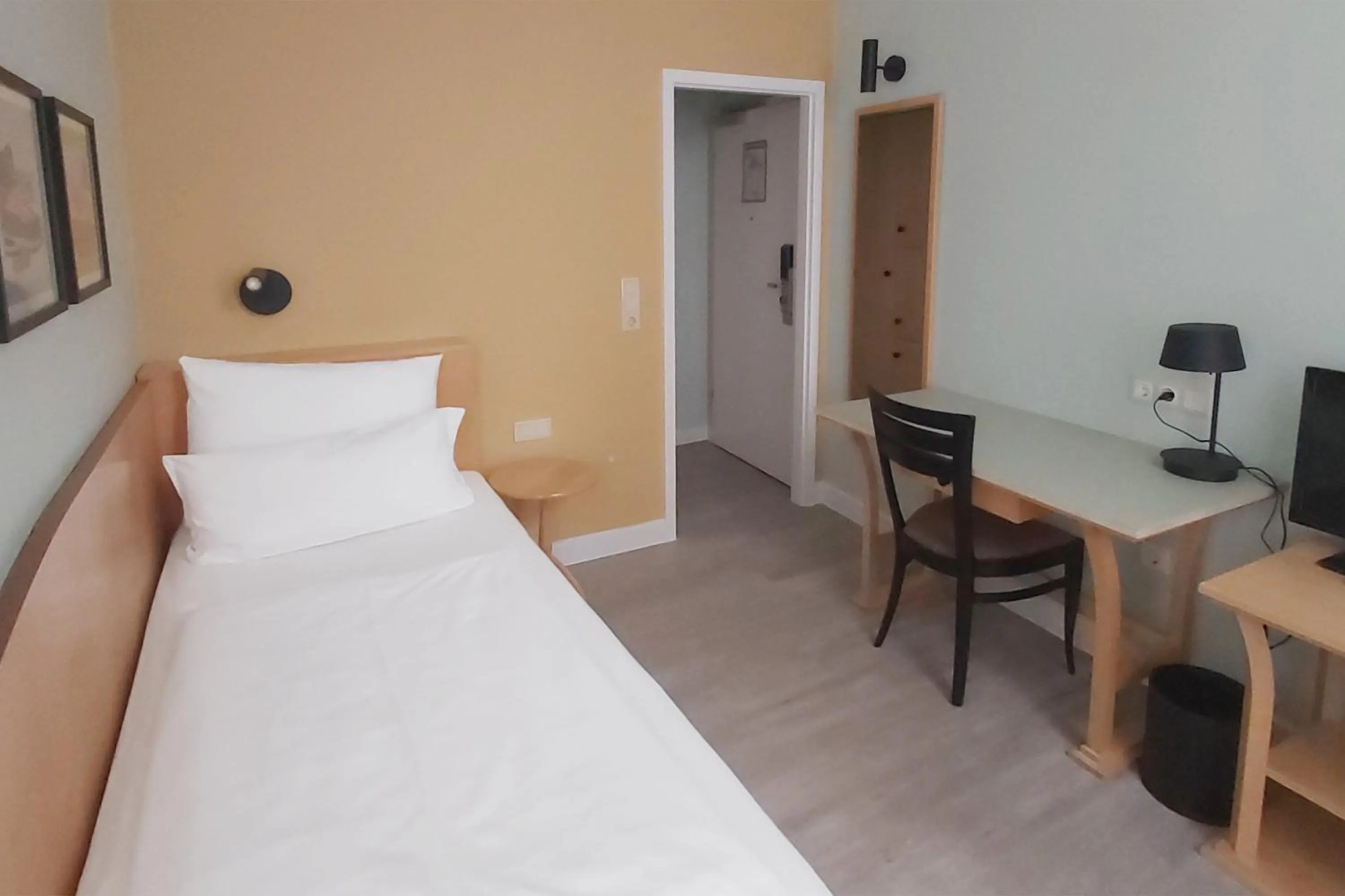 Photo of the whole room, Bed in Garner Hotel Berlin - Messe by IHG