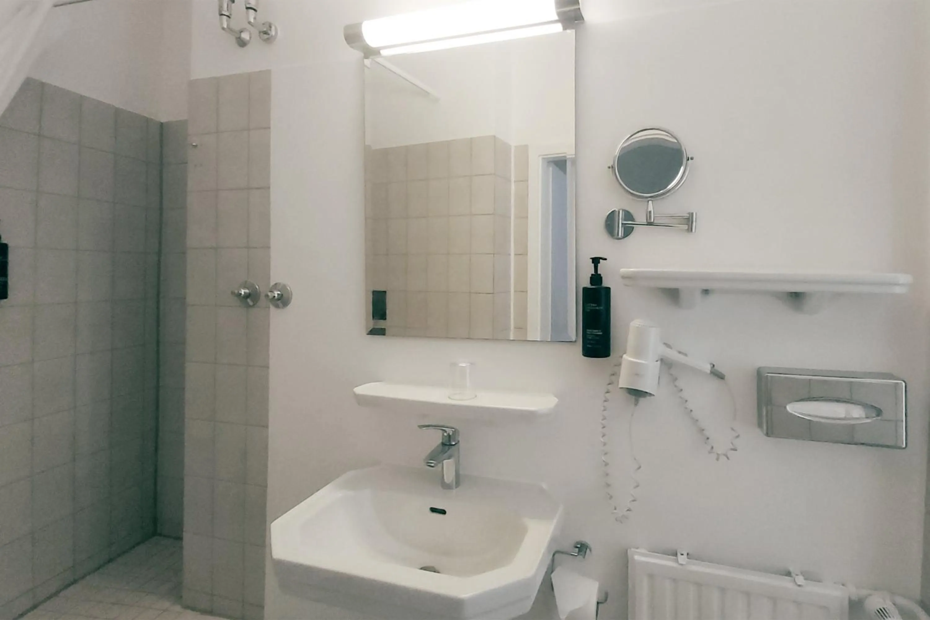 Bathroom in Garner Hotel Berlin - Messe by IHG