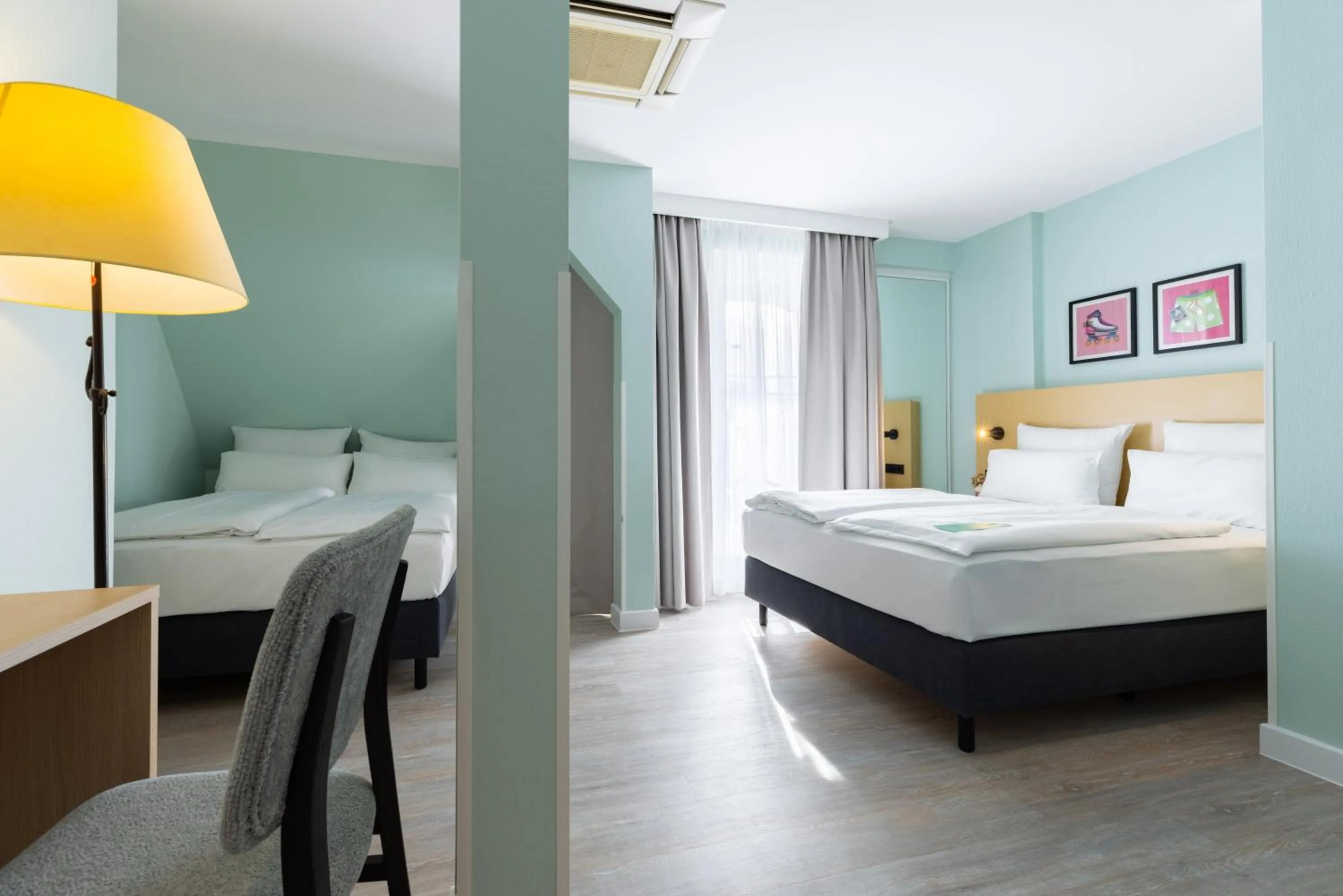 Photo of the whole room, Bed in Hotel Kronprinz Berlin