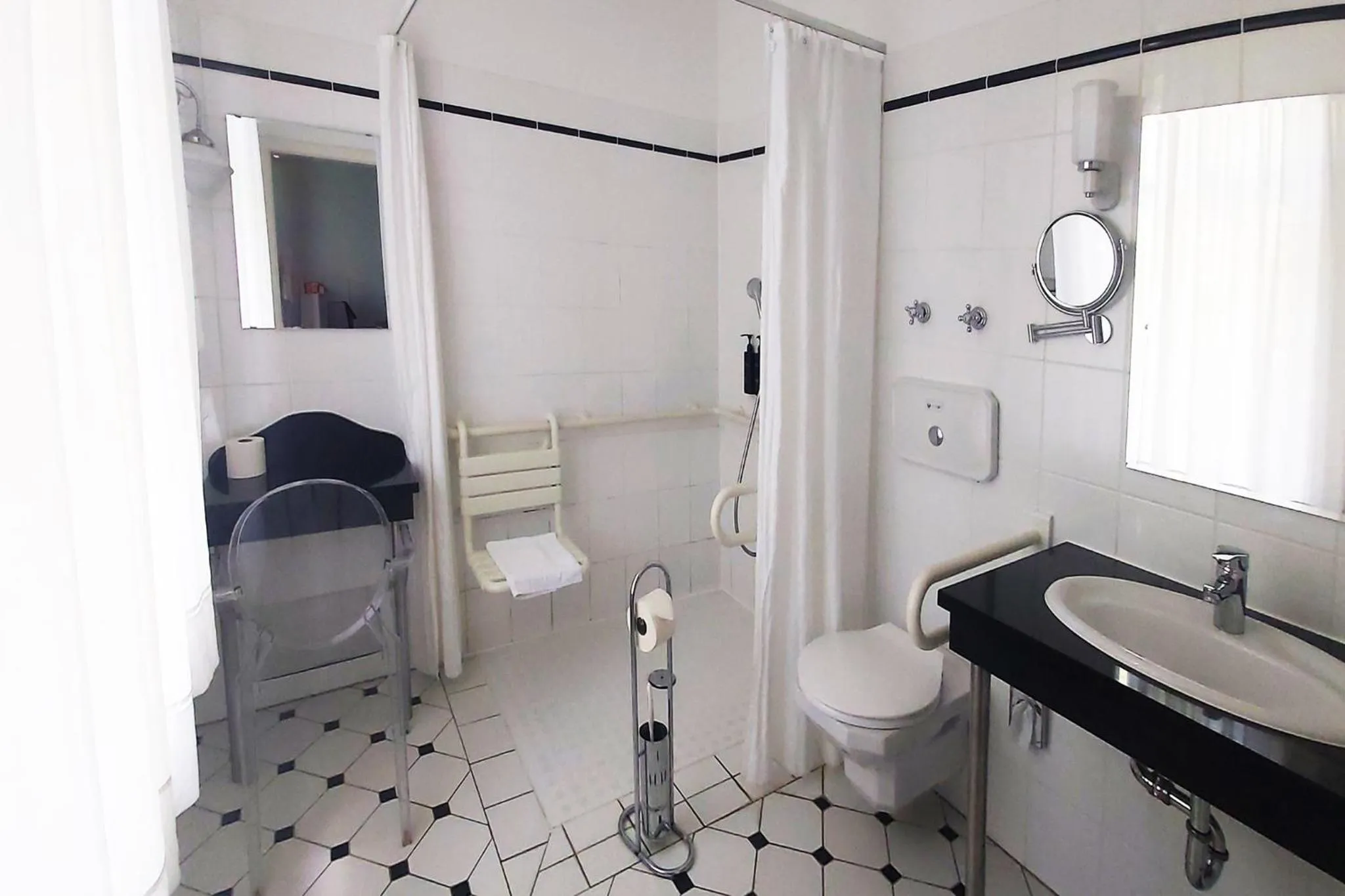 Bathroom in Garner Hotel Berlin - Messe by IHG