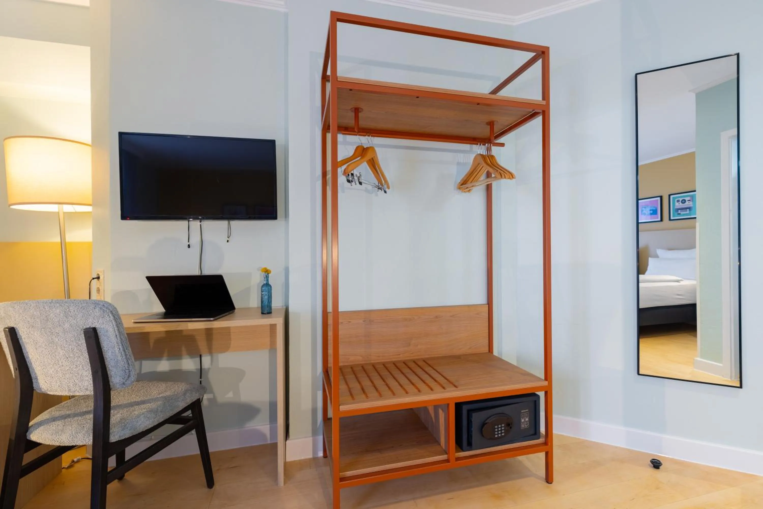 Photo of the whole room, Bed in Hotel Kronprinz Berlin