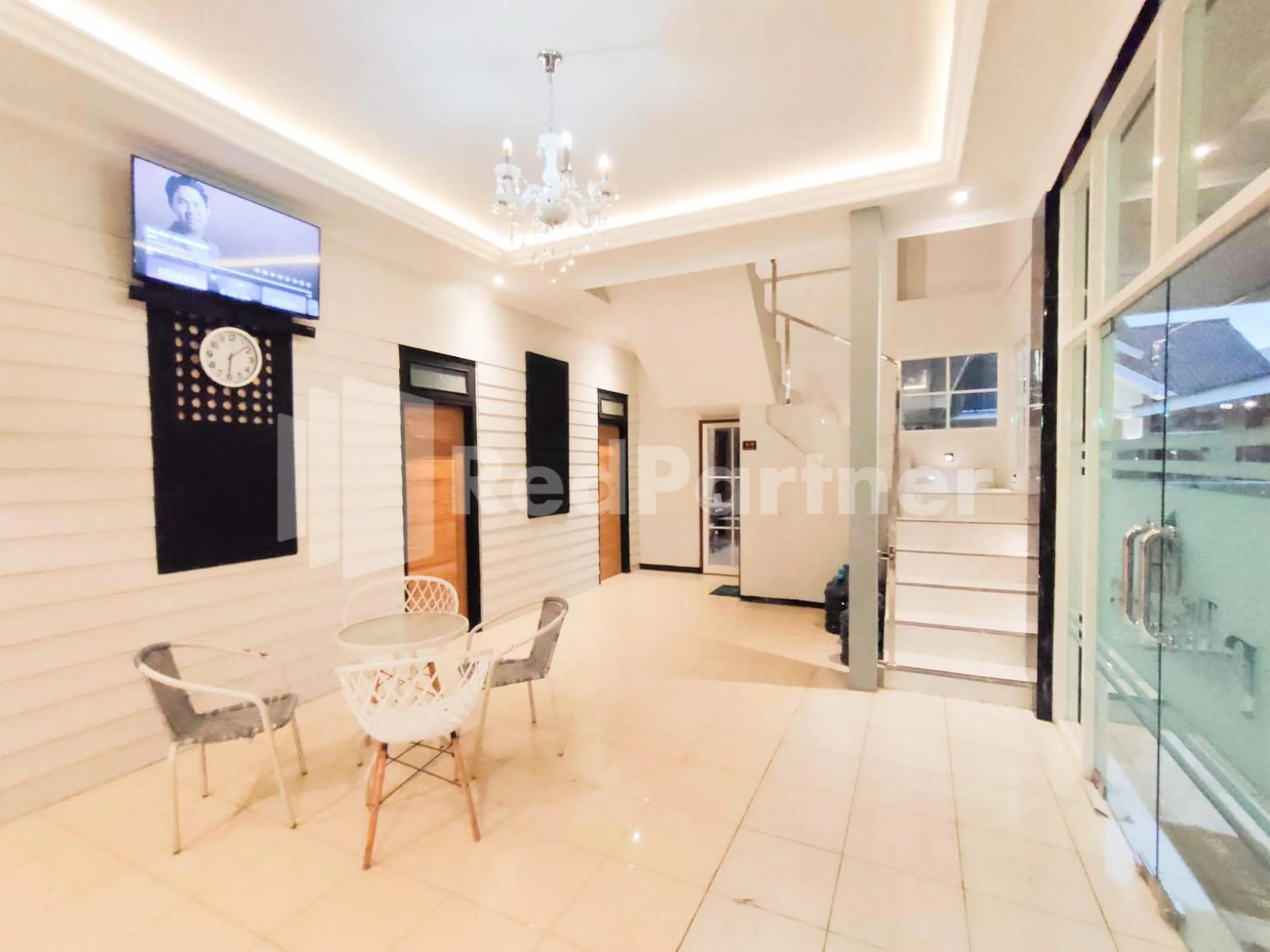 TV and multimedia in SPOT ON 2815 Hotel Damai