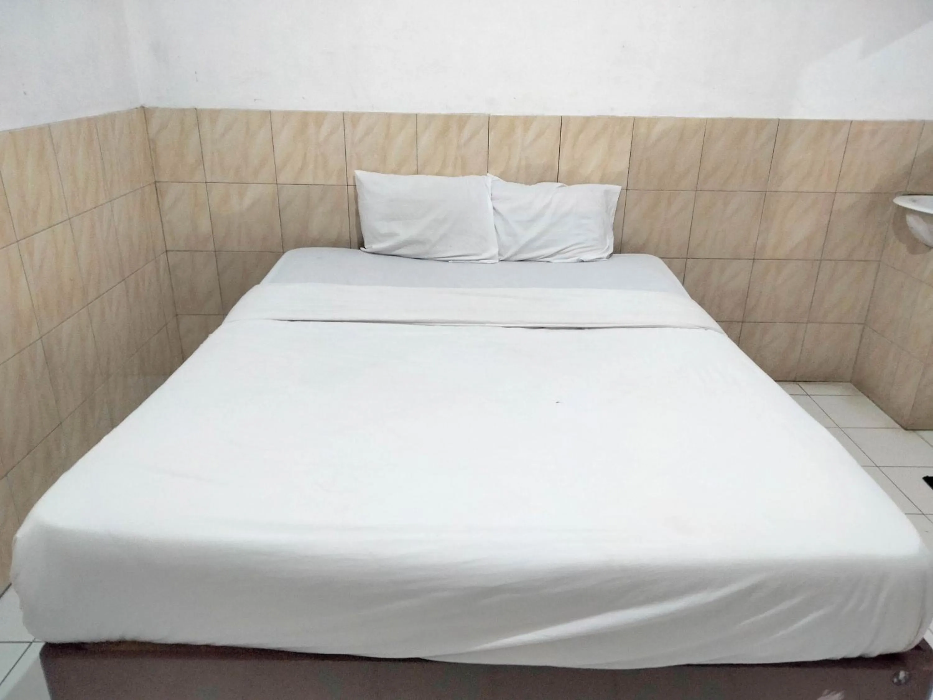 Bedroom, Bed in Sartika Hotel Mitra RedDoorz Pati