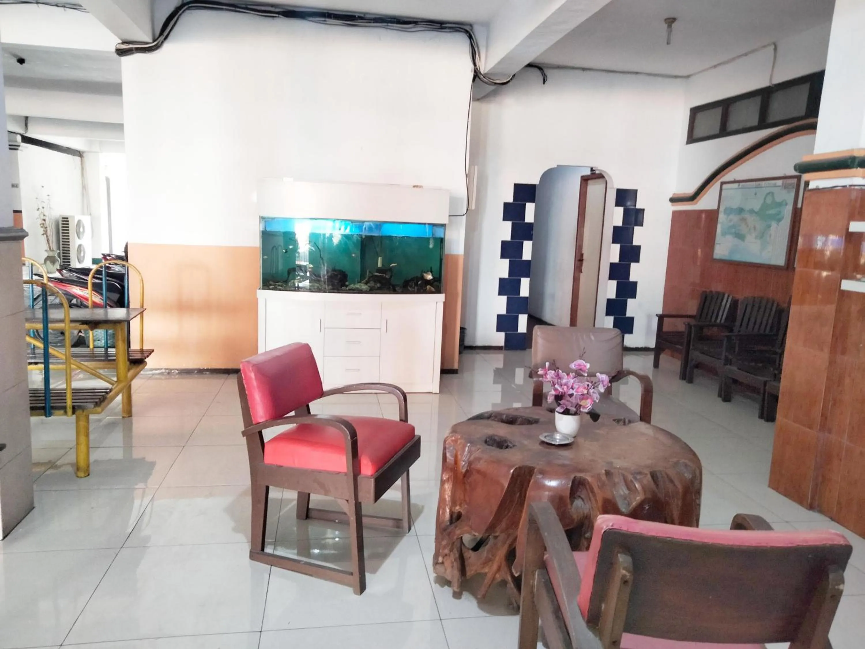 Seating area in Sartika Hotel Mitra RedDoorz Pati