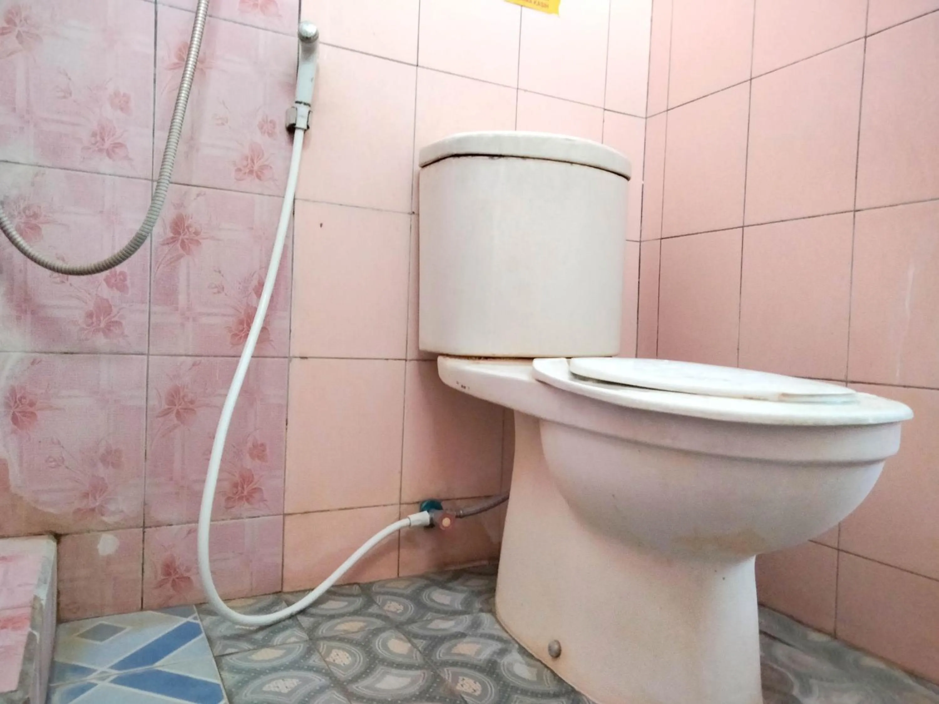 Bathroom in Sartika Hotel Mitra RedDoorz Pati