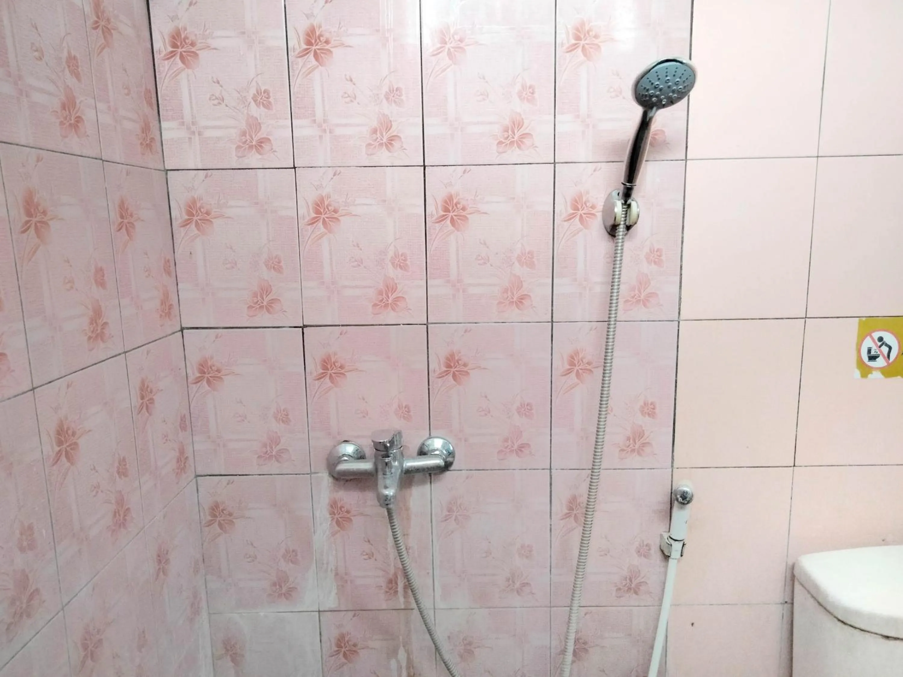 Bathroom in Sartika Hotel Mitra RedDoorz Pati