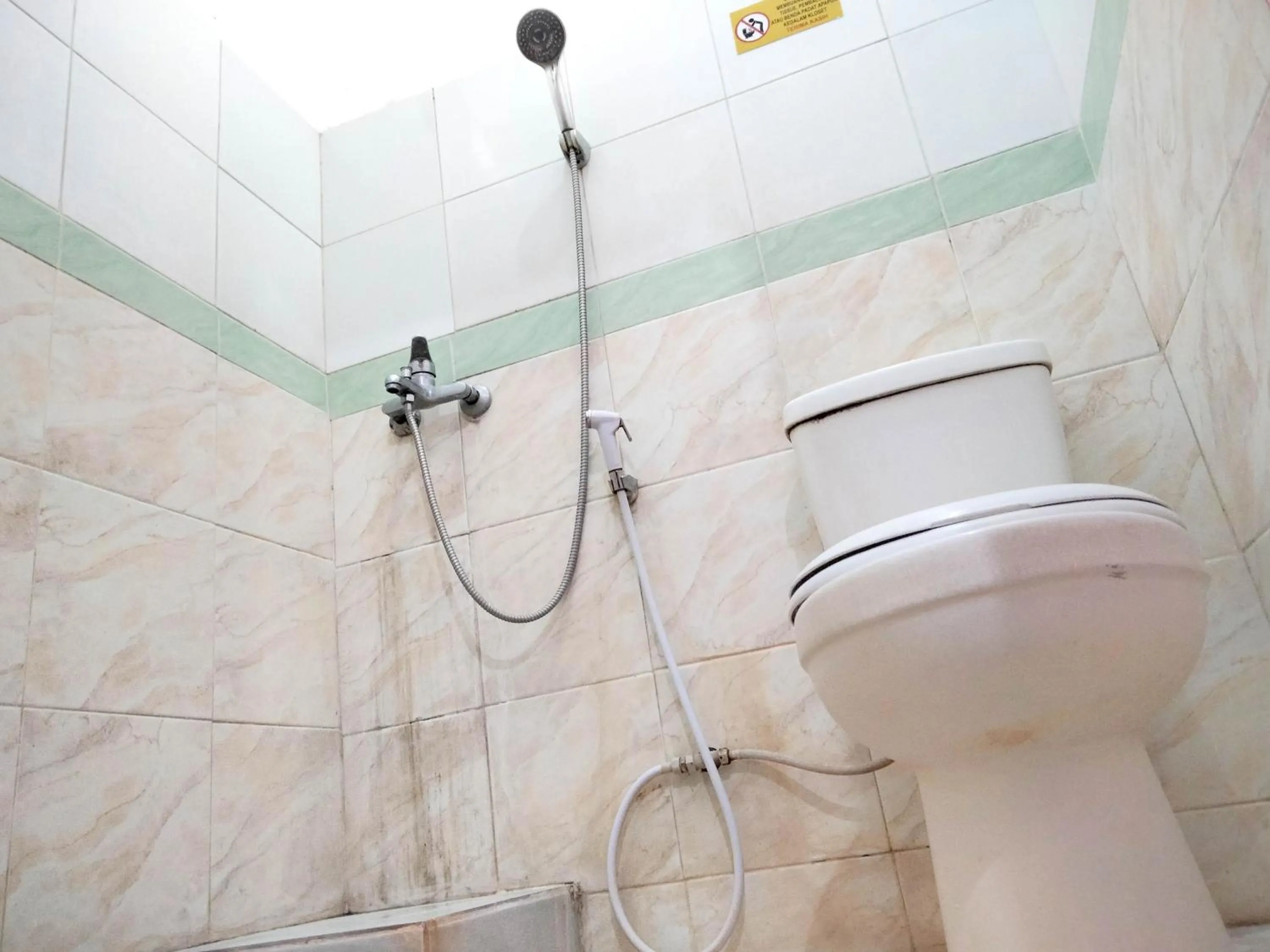 Bathroom in Sartika Hotel Mitra RedDoorz Pati