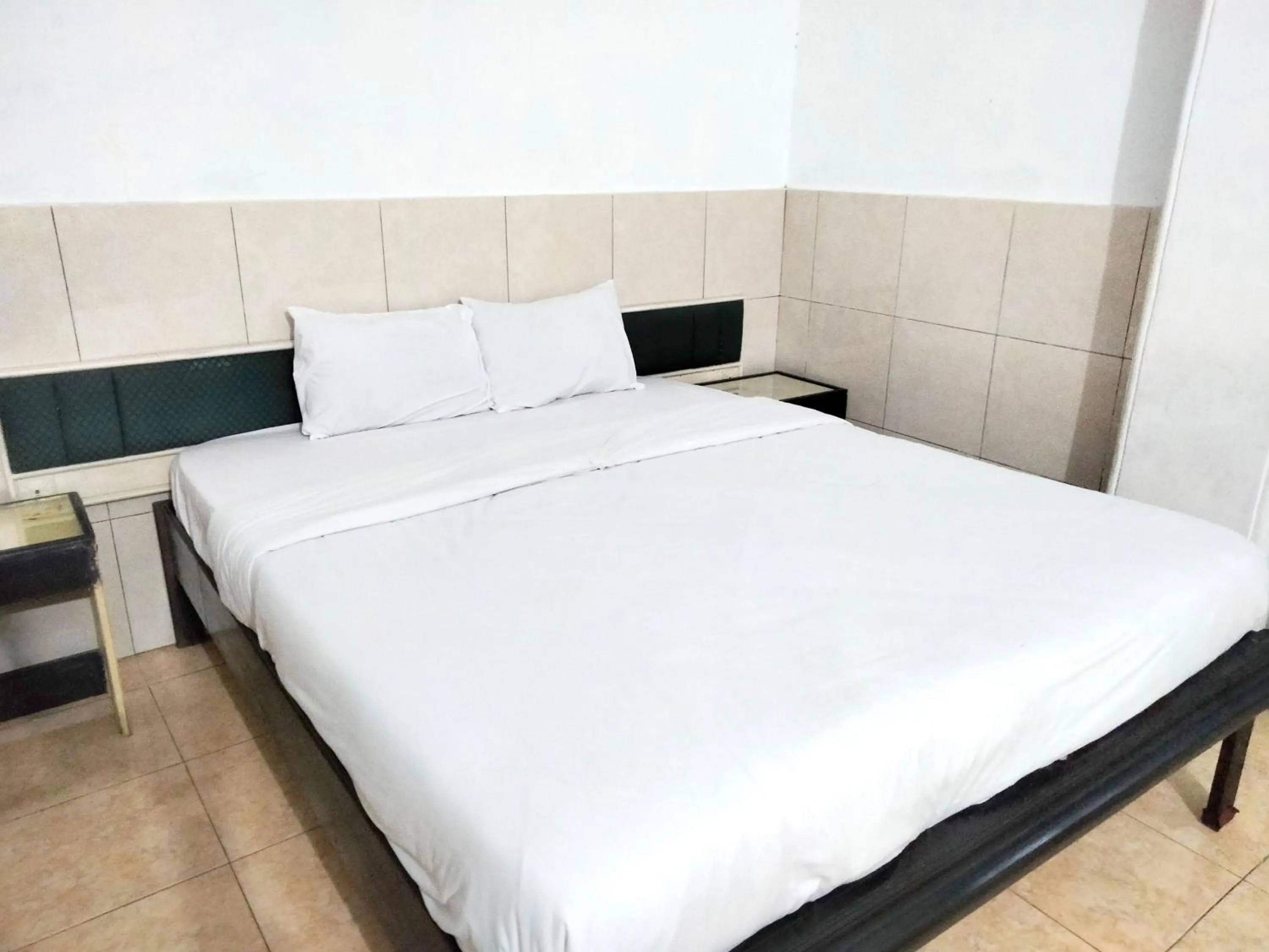 Bedroom, Bed in Sartika Hotel Mitra RedDoorz Pati