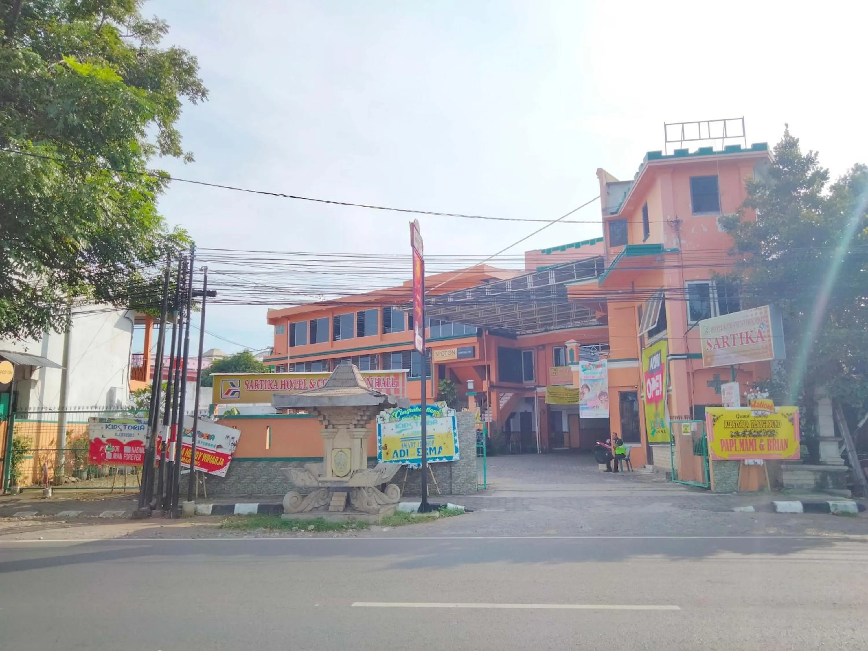 Facade/entrance in Sartika Hotel Mitra RedDoorz Pati