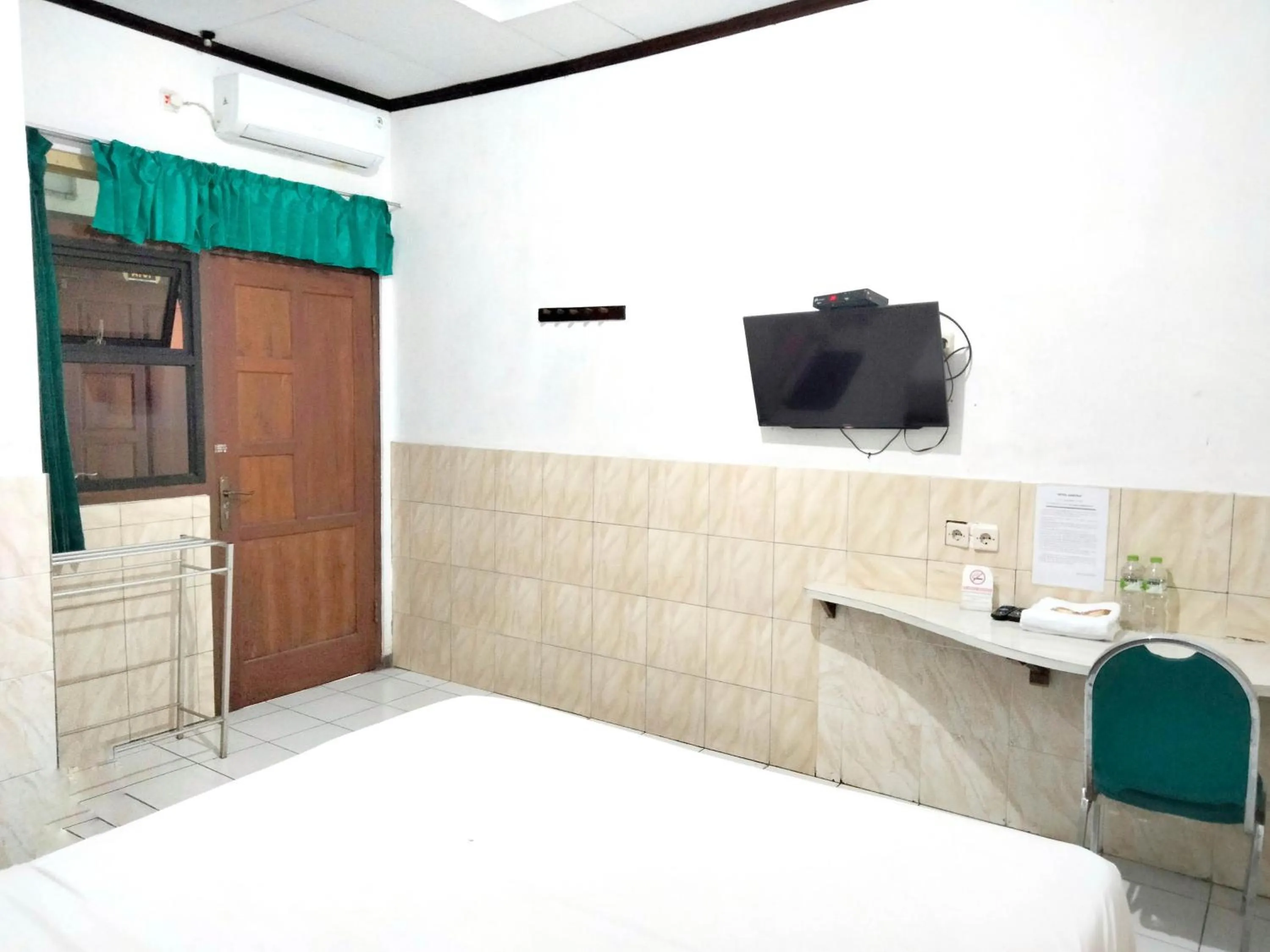 Bedroom, Bed in Sartika Hotel Mitra RedDoorz Pati
