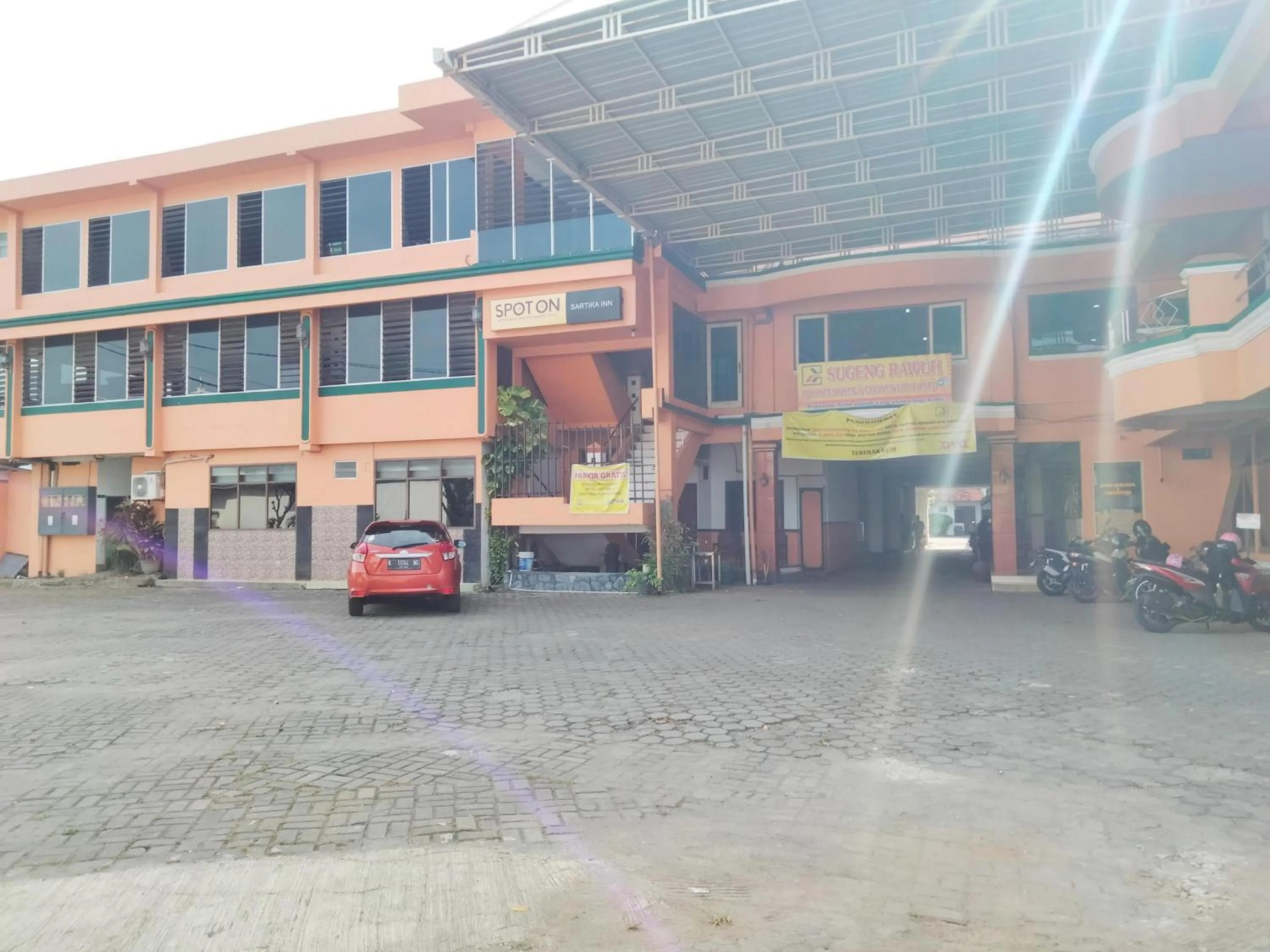 Facade/entrance in Sartika Hotel Mitra RedDoorz Pati