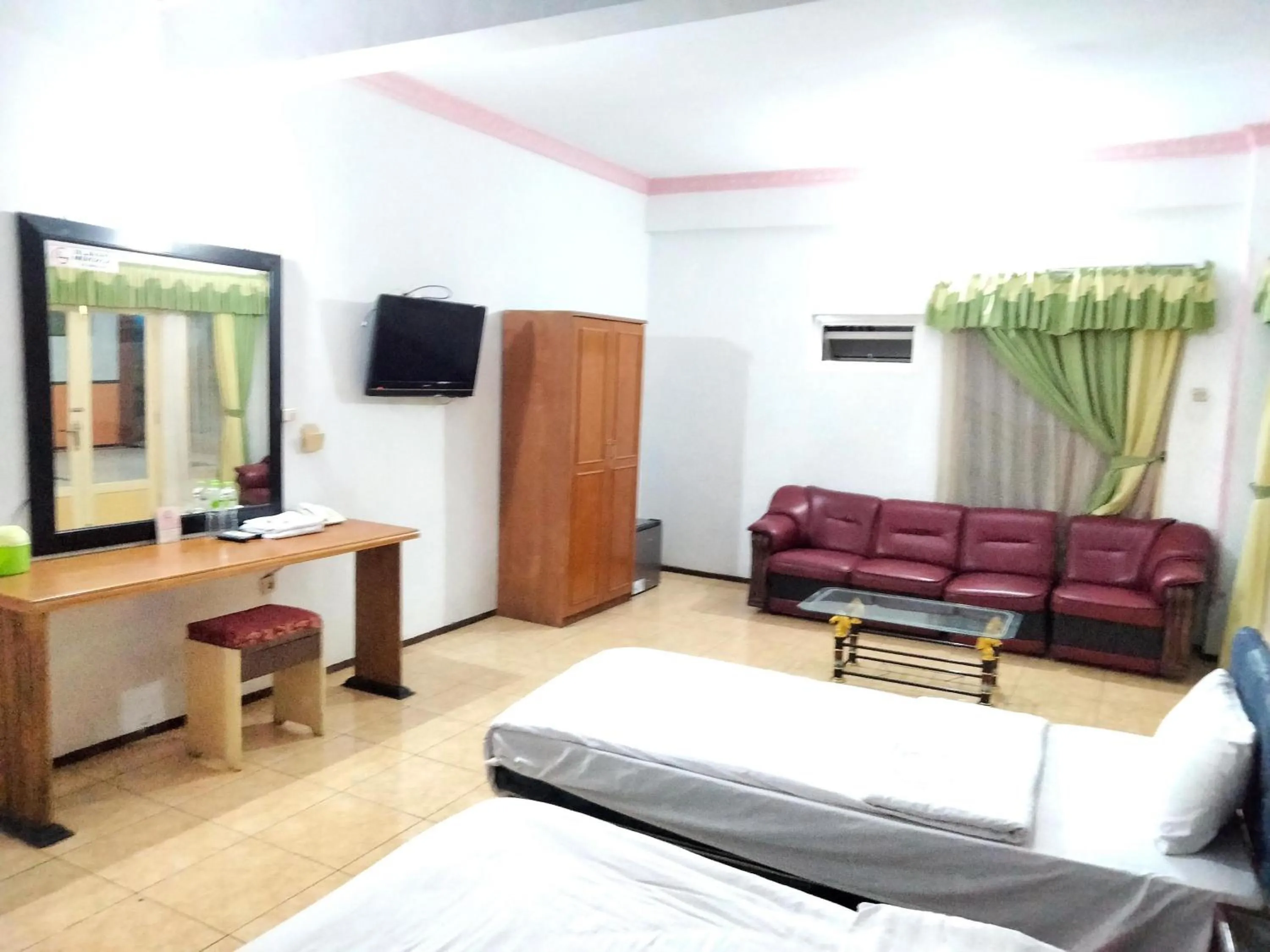Seating area, Bed in Sartika Hotel Mitra RedDoorz Pati