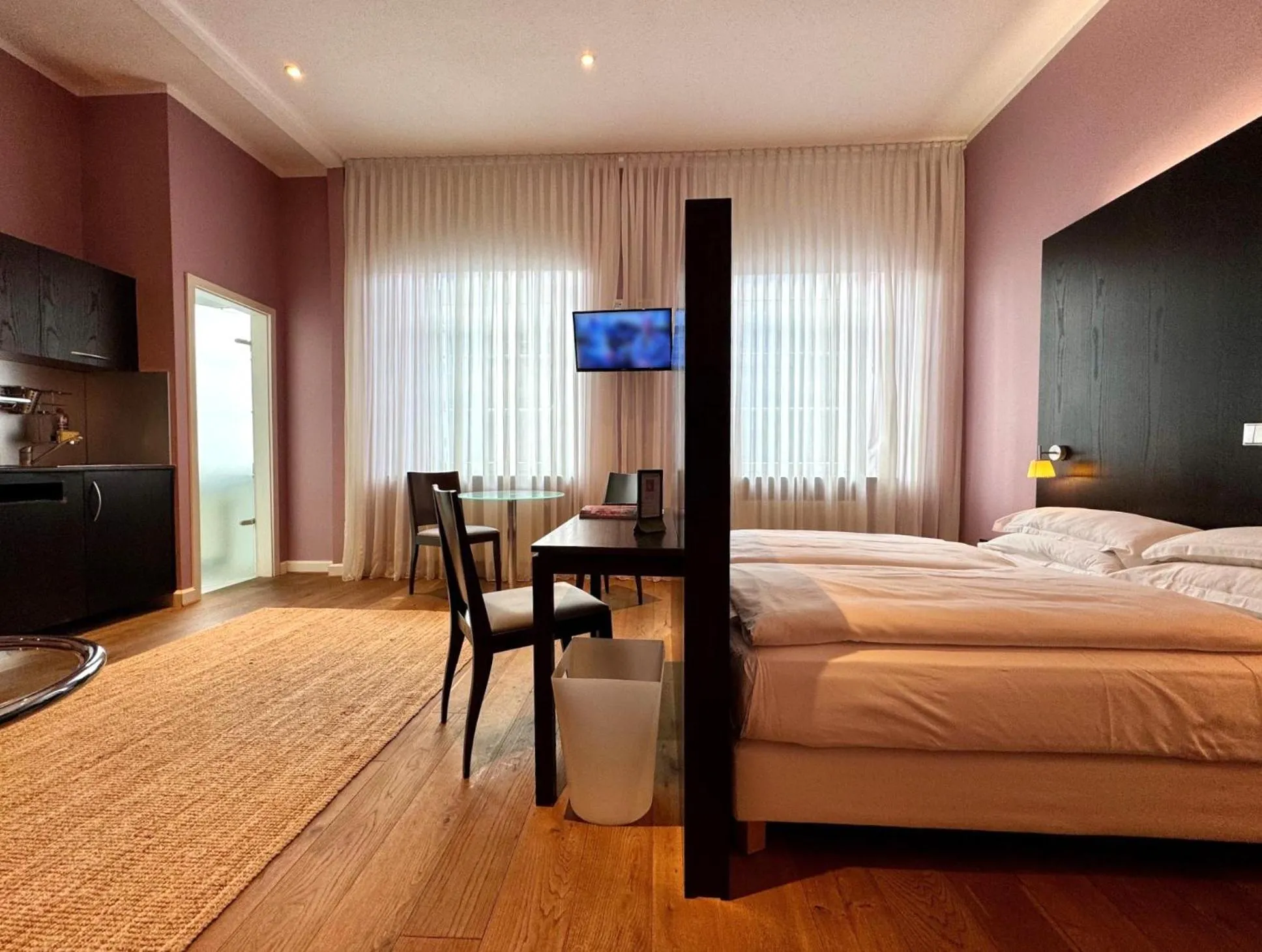 Photo of the whole room, Bed in The New Yorker Hotel Köln-Messe