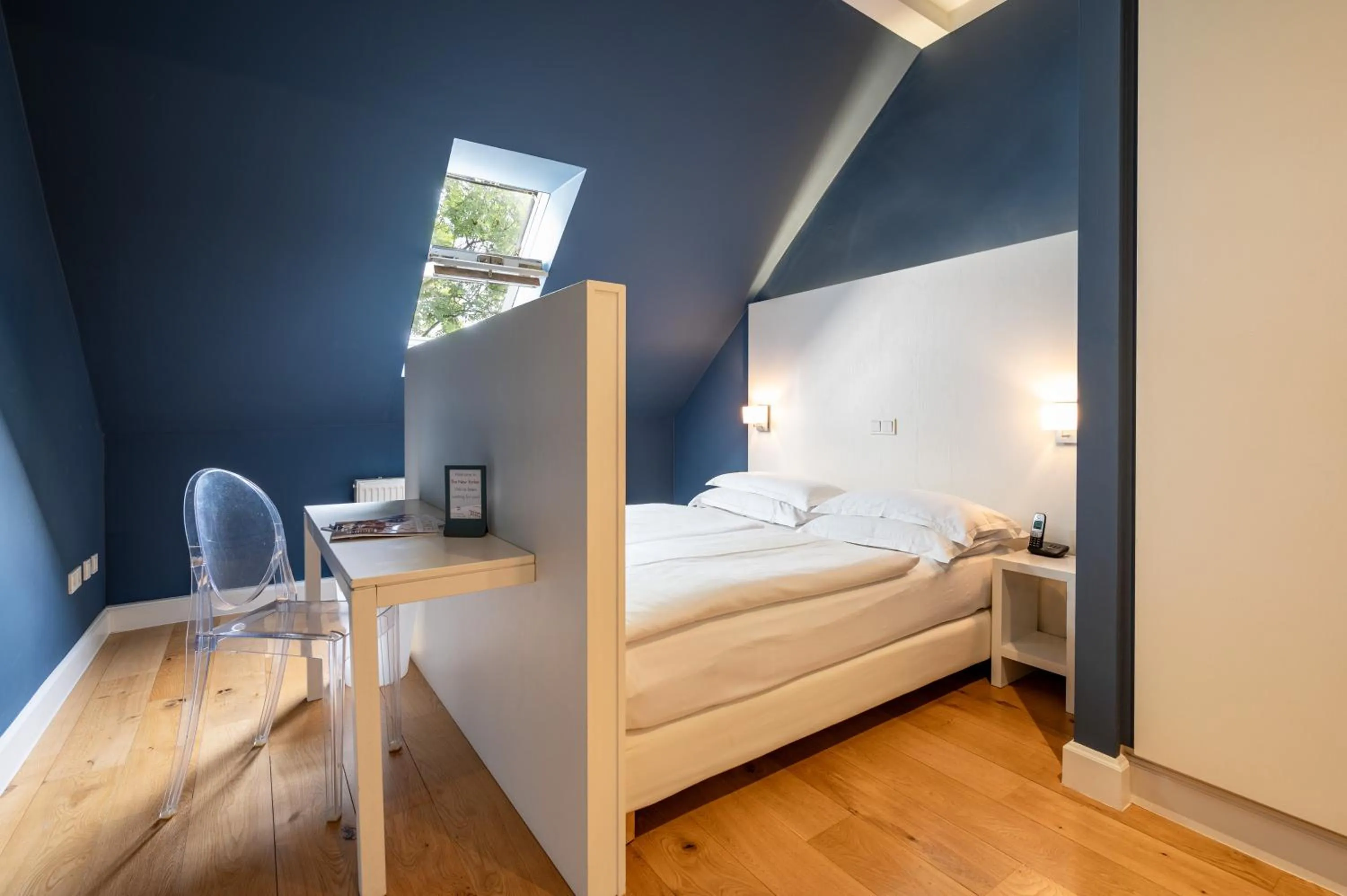 Photo of the whole room, Bed in The New Yorker Hotel Köln-Messe