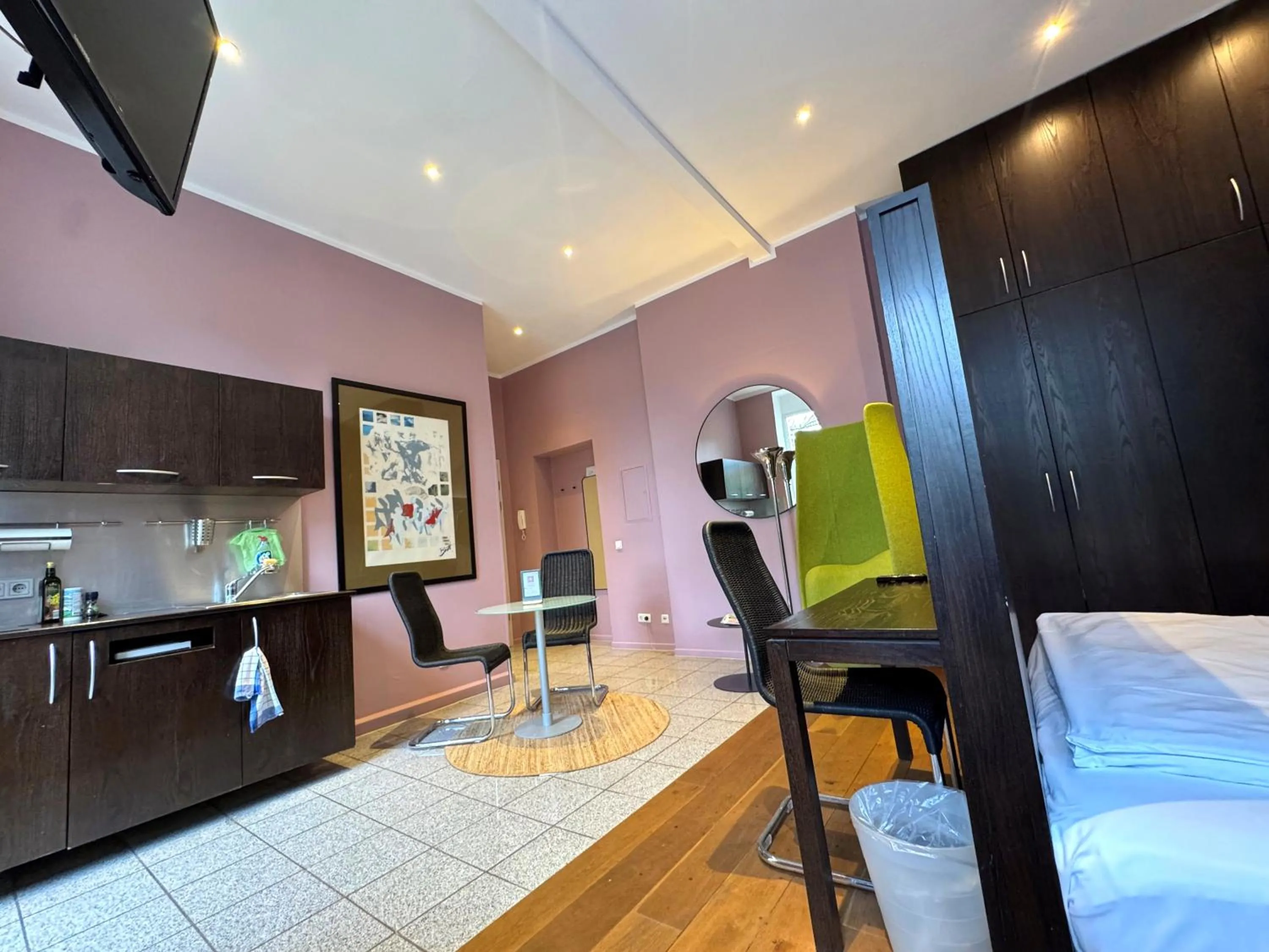 Photo of the whole room in The New Yorker Hotel Köln-Messe