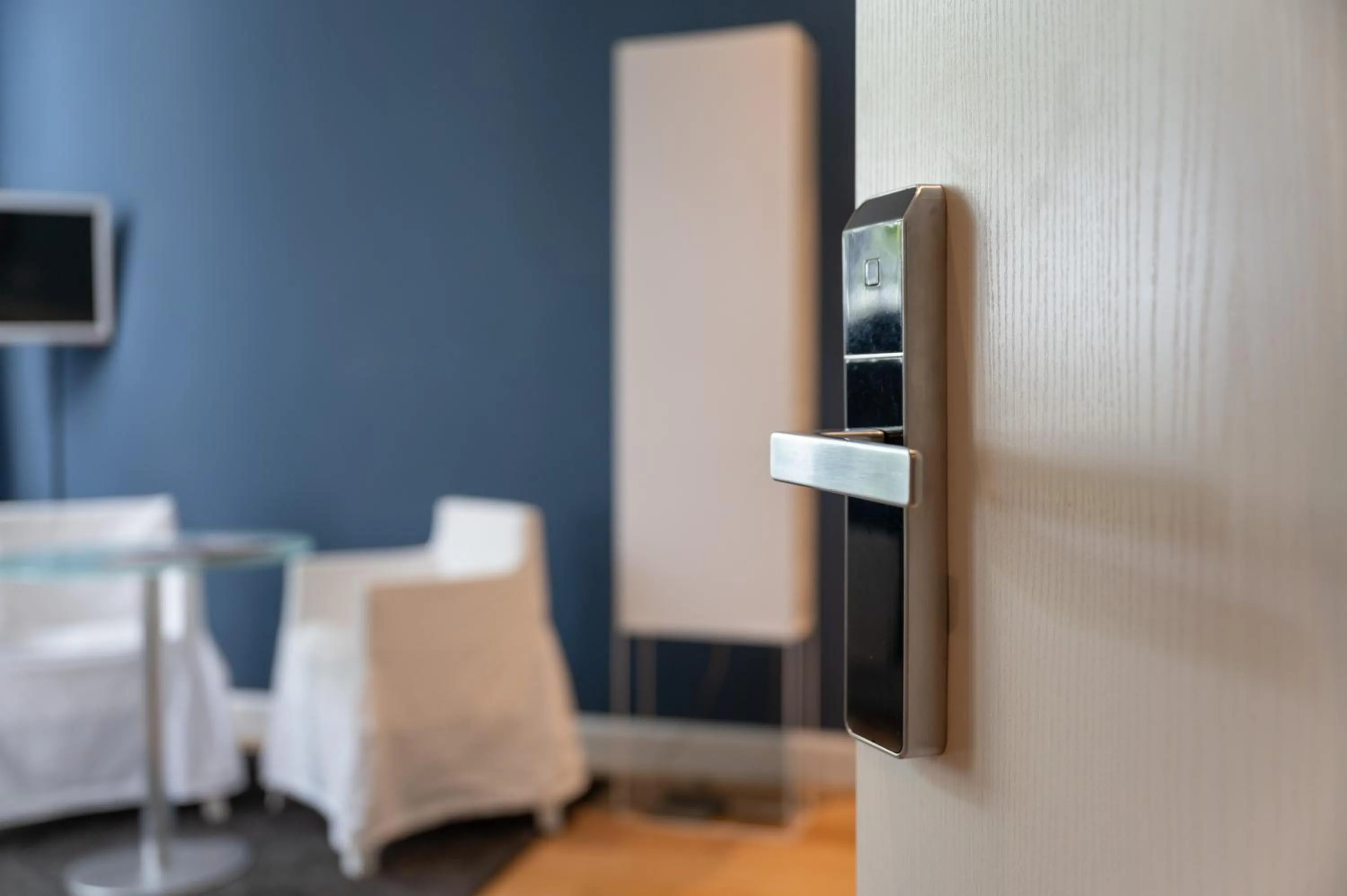 Photo of the whole room, Bed in The New Yorker Hotel Köln-Messe