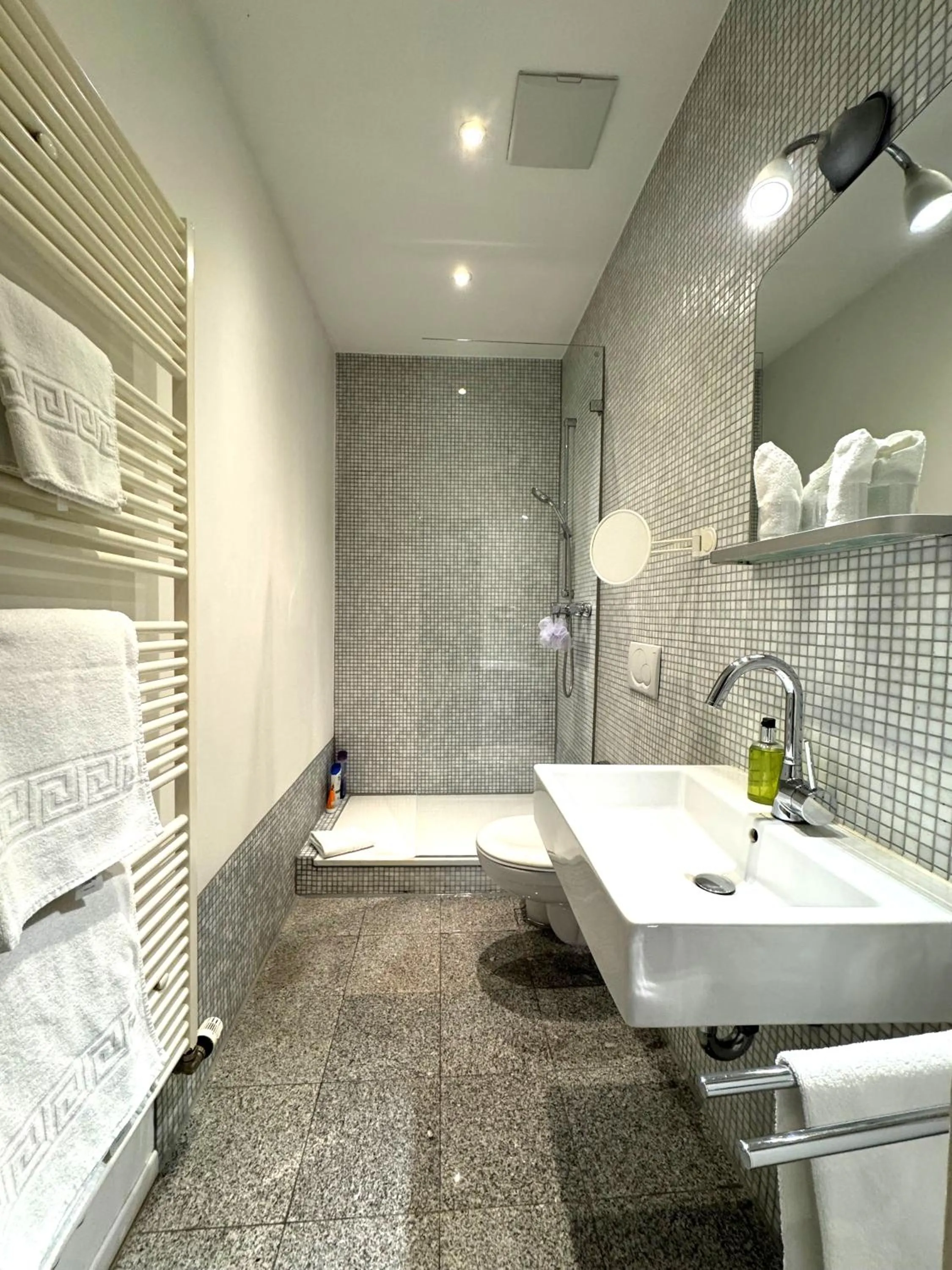 Bathroom in The New Yorker Hotel Köln-Messe