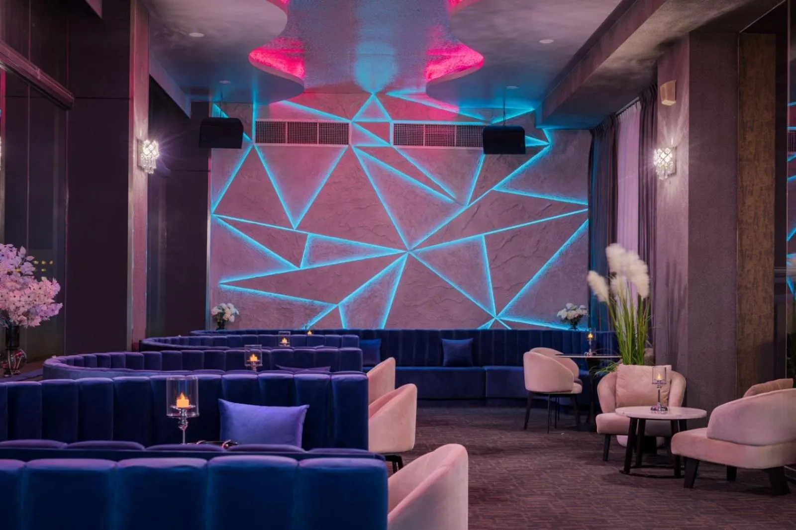 Lounge or bar in Yangon Thanlwin Hotel