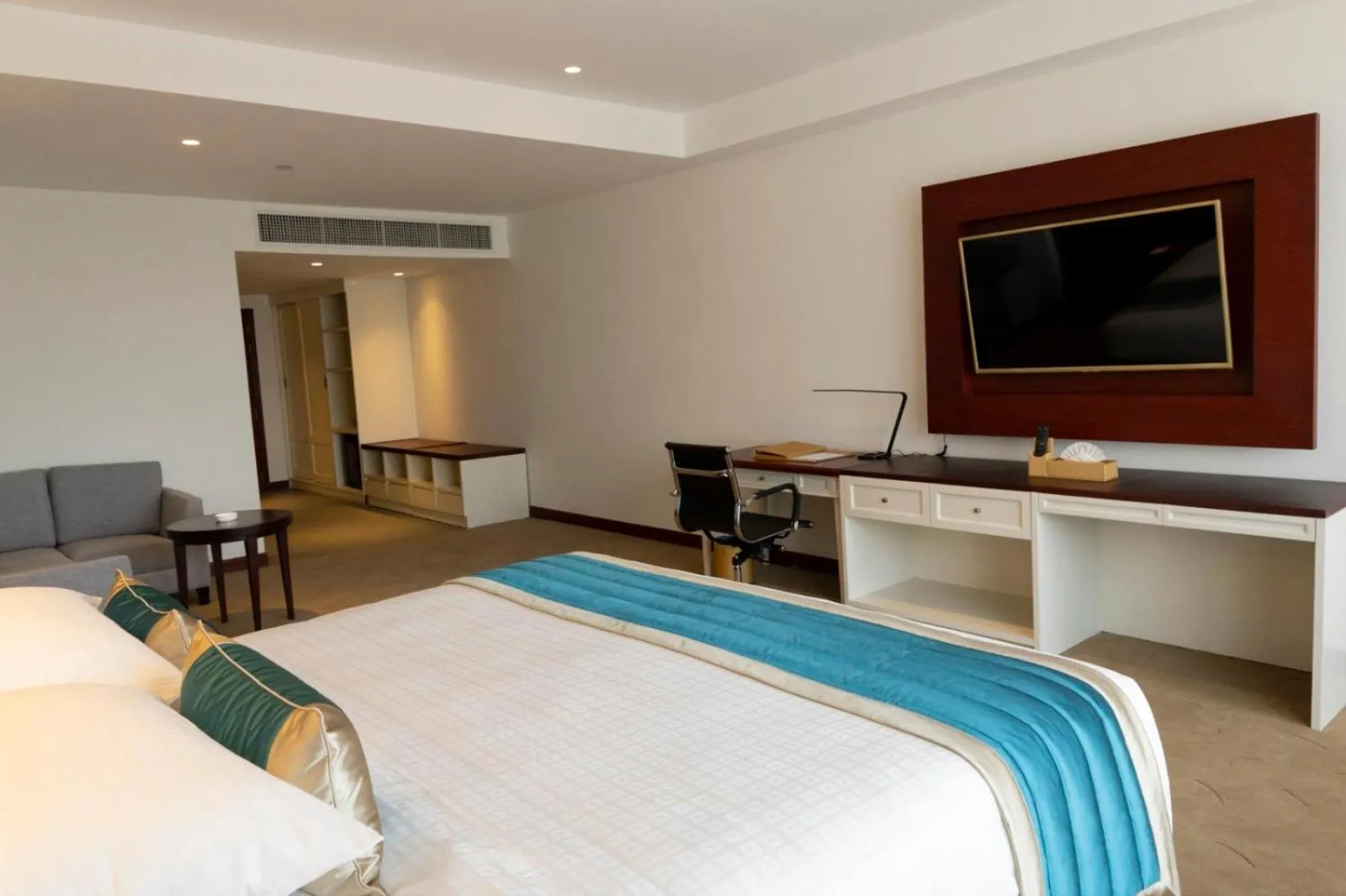 Bed in Yangon Thanlwin Hotel