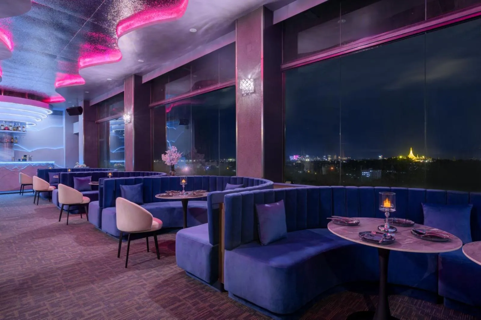 Lounge or bar in Yangon Thanlwin Hotel