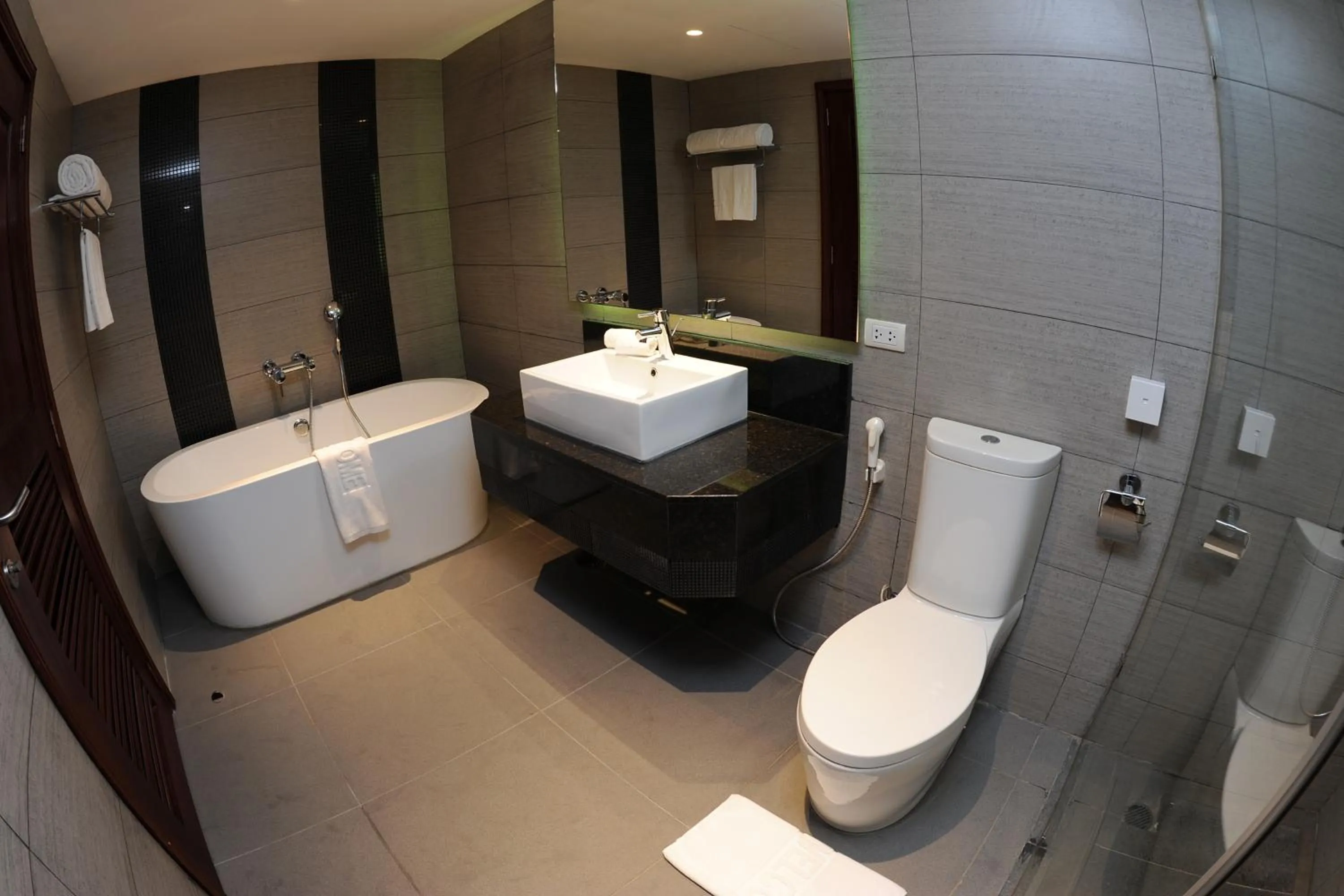 Toilet in Yangon Thanlwin Hotel