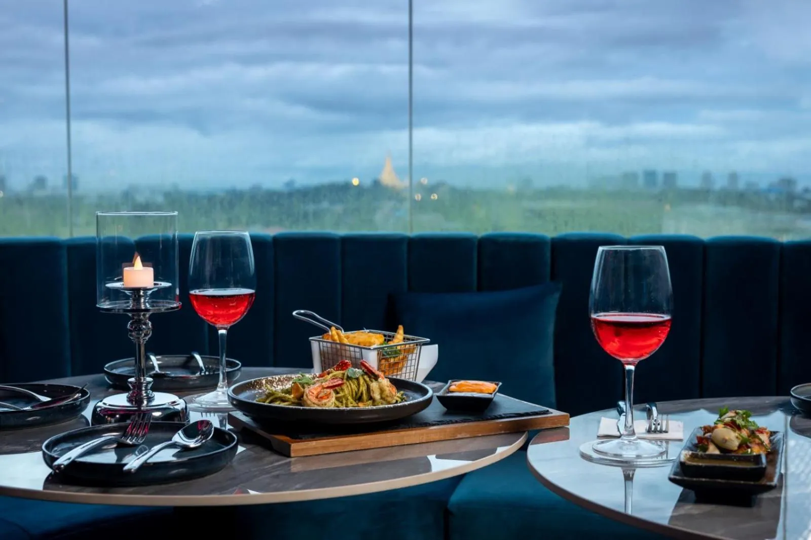 Lounge or bar in Yangon Thanlwin Hotel