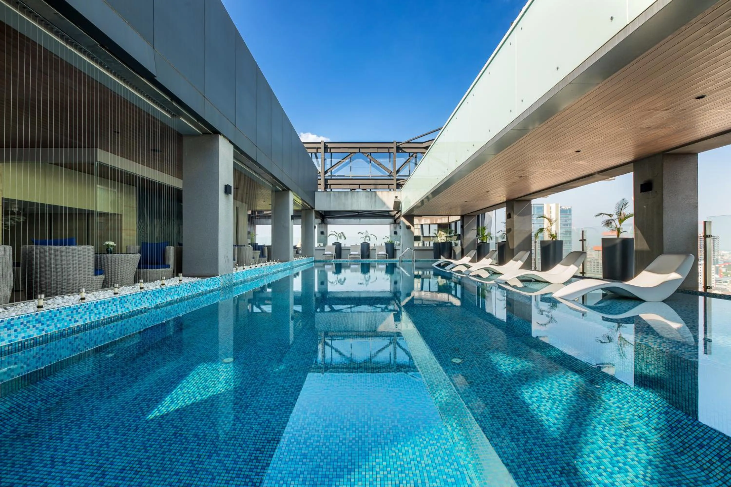 Swimming pool in Yangon Thanlwin Hotel