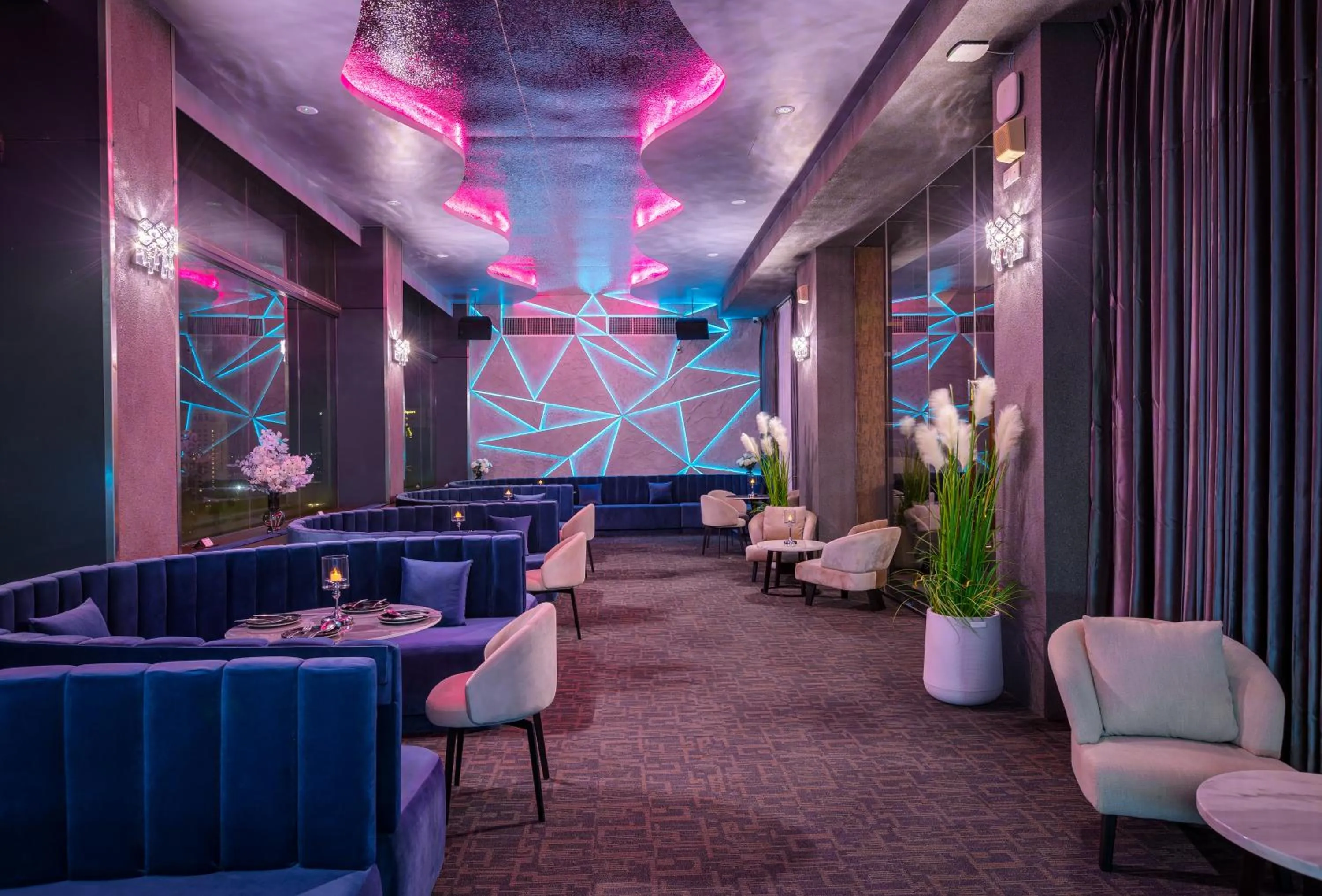 Lounge or bar in Yangon Thanlwin Hotel