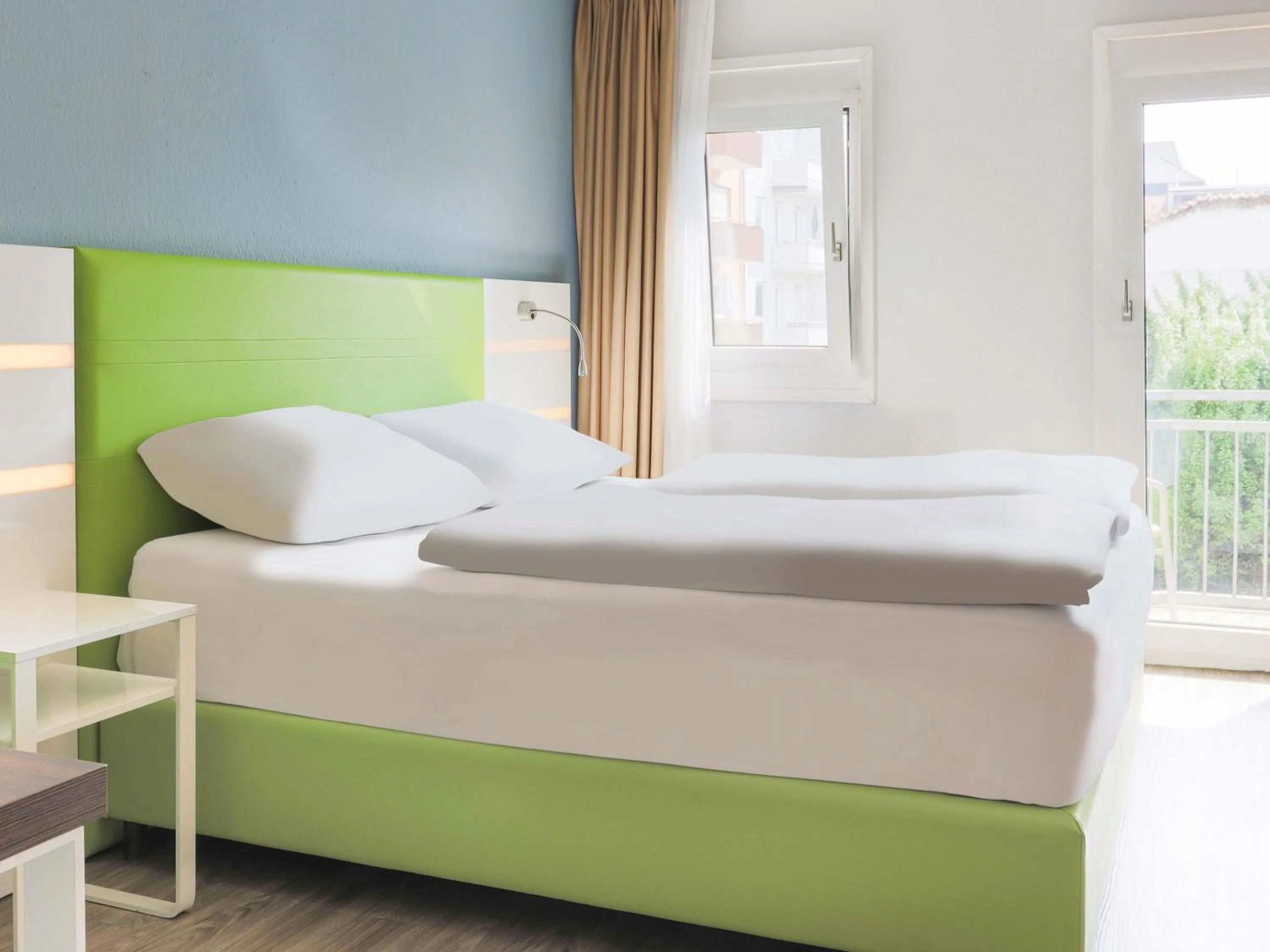 Balcony/Terrace, Bed in B&B HOTEL Mannheim-City