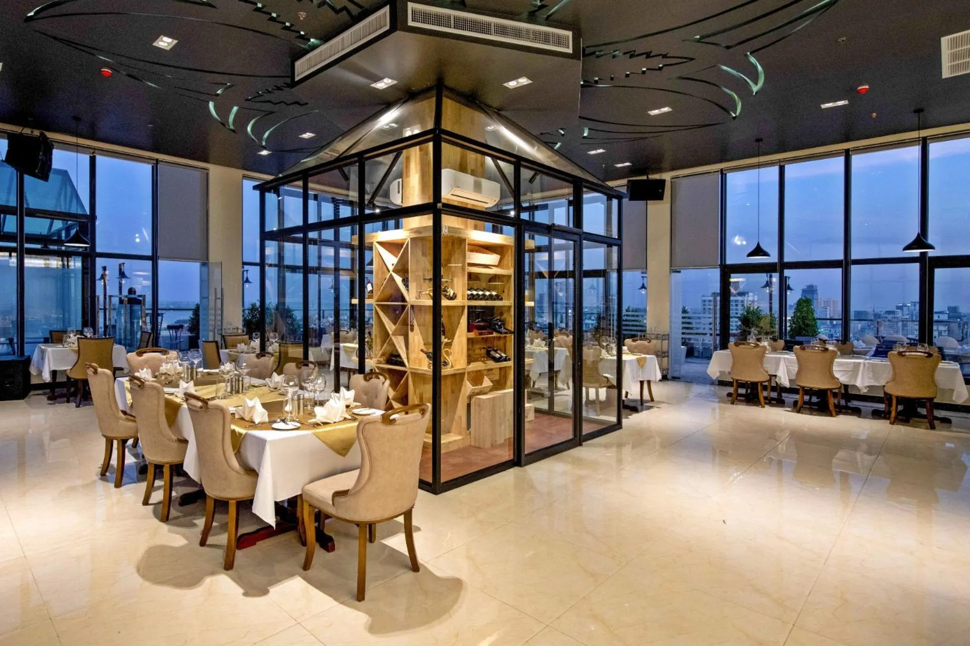 Restaurant/places to eat in Poulo Wai Hotel, Trademark Collection by Wyndham