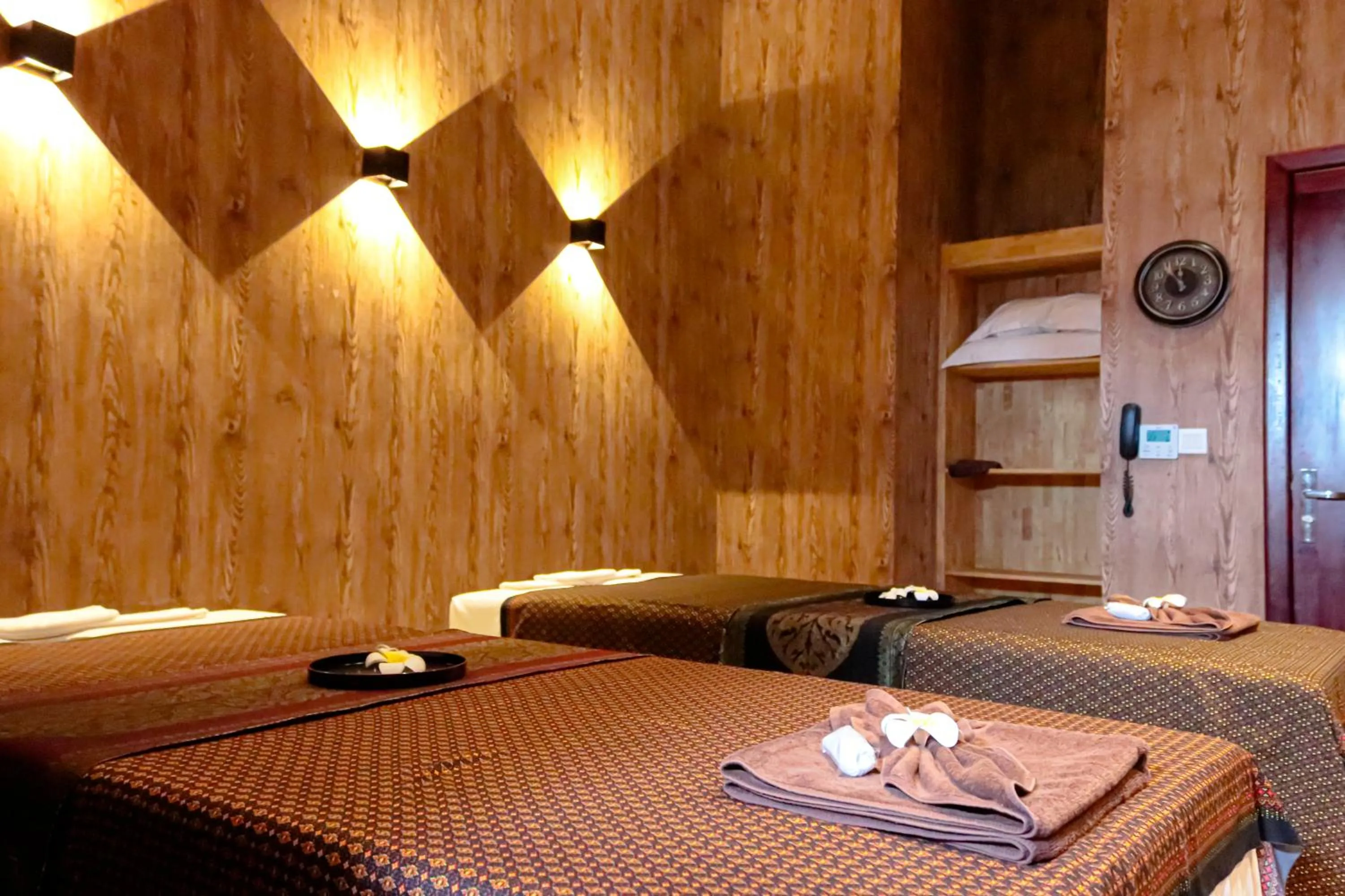 Spa and wellness centre/facilities, Bed in Poulo Wai Hotel, Trademark Collection by Wyndham