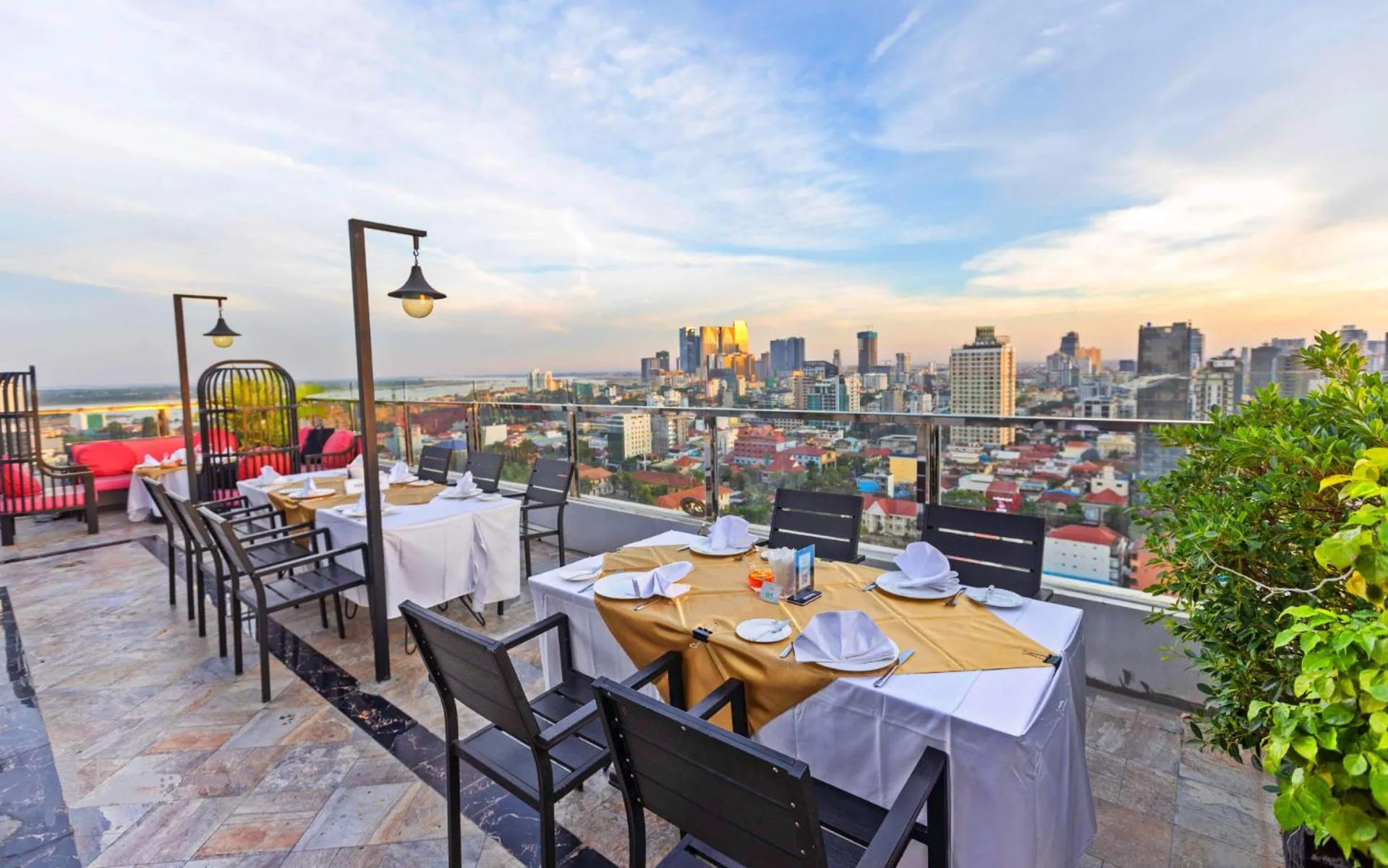 Dining area in Poulo Wai Hotel, Trademark Collection by Wyndham